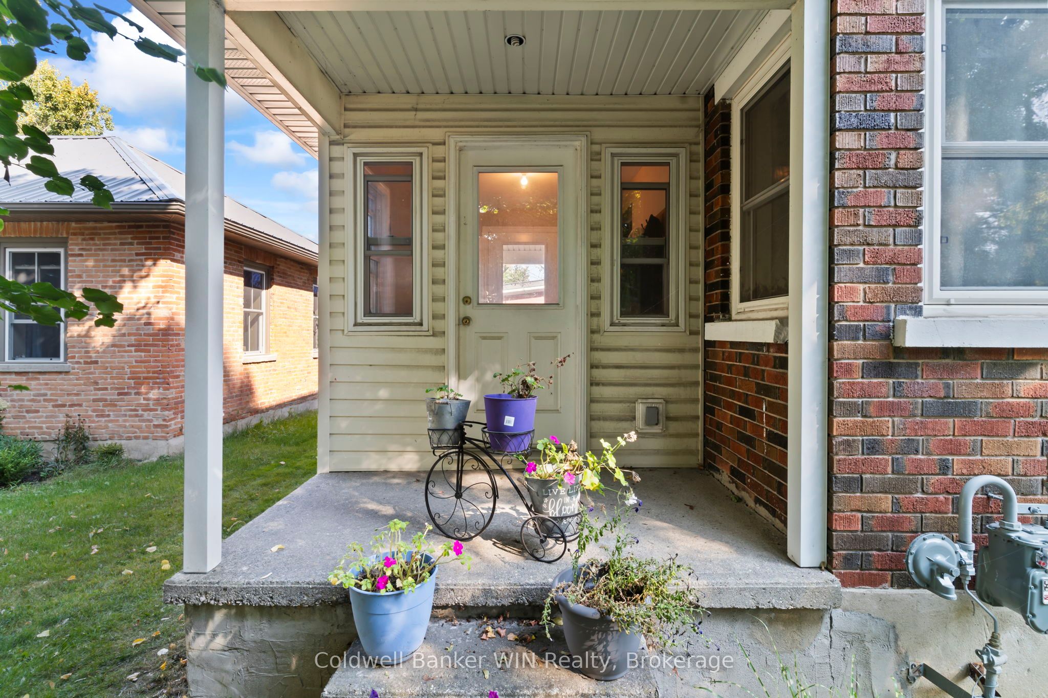 121 Queen Street W Property Photo 5