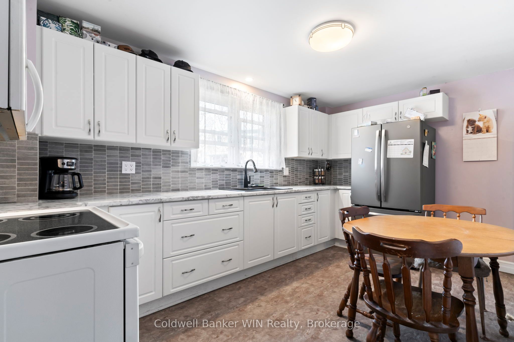 121 Queen Street W Property Photo 9