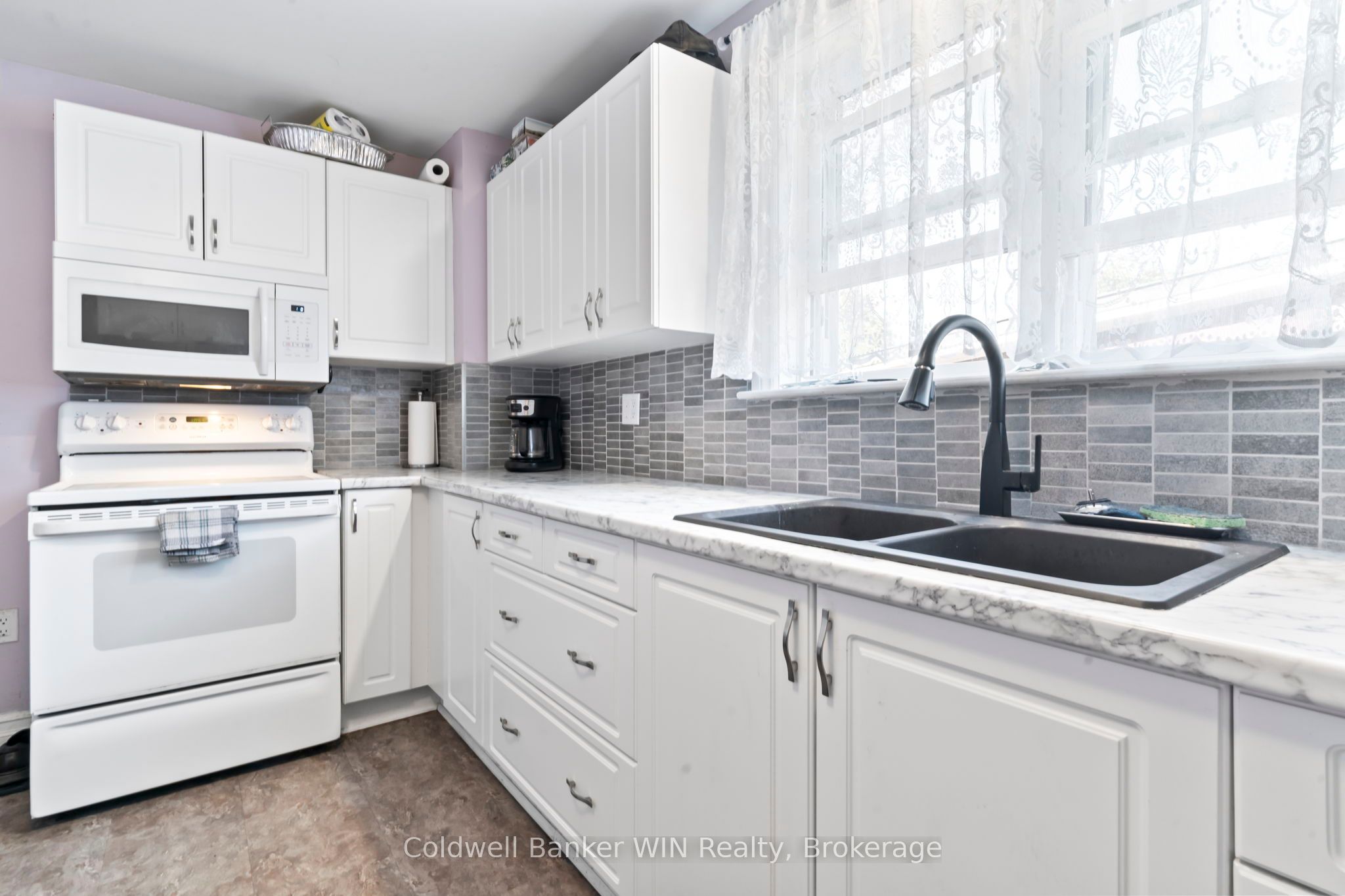 121 Queen Street W Property Photo 10