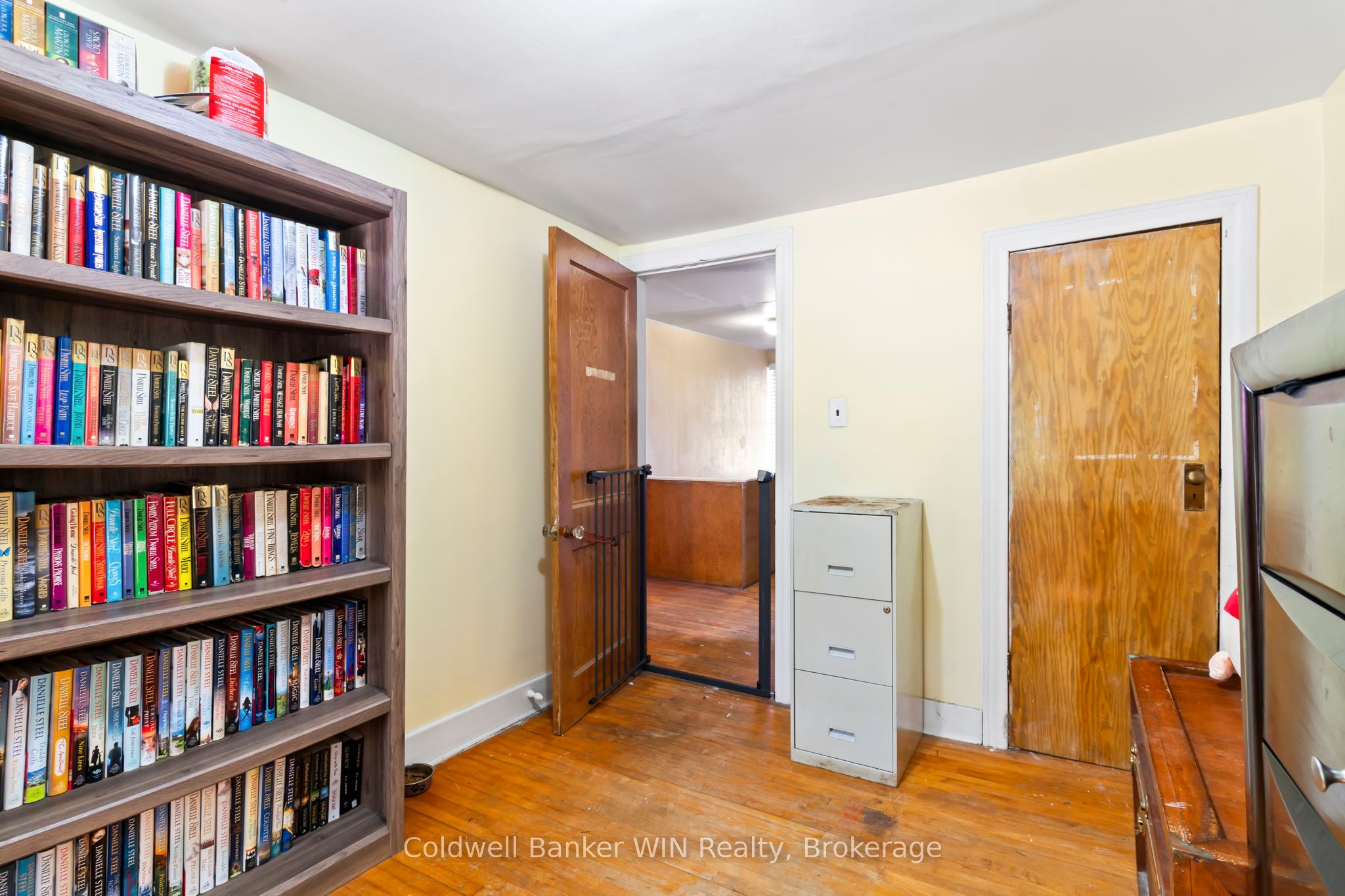 121 Queen Street W Property Photo 17