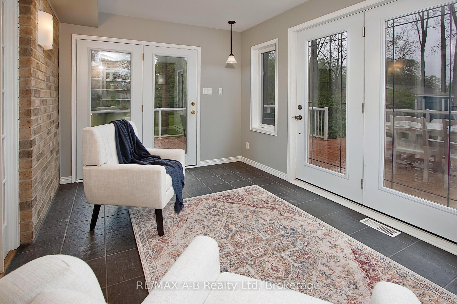138 Huron Road Property Photo 7