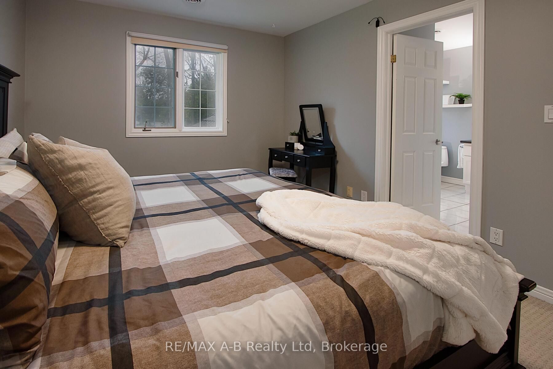 138 Huron Road Property Photo 21
