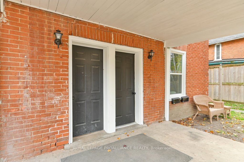 91 Bridge Street W Property Photo 6