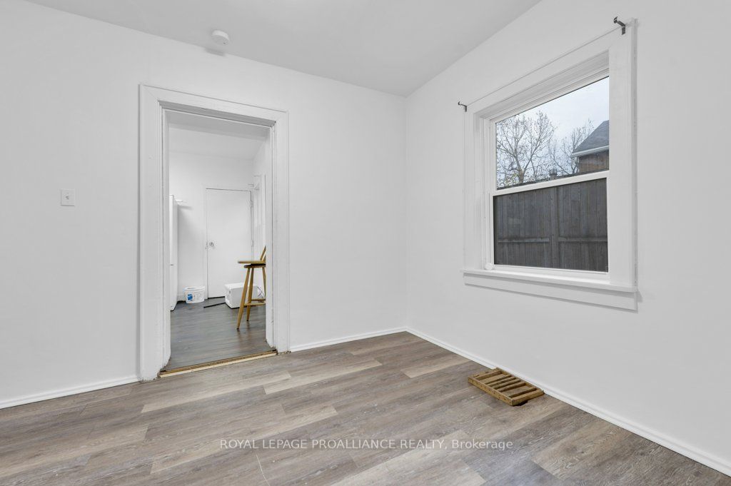 91 Bridge Street W Property Photo 14