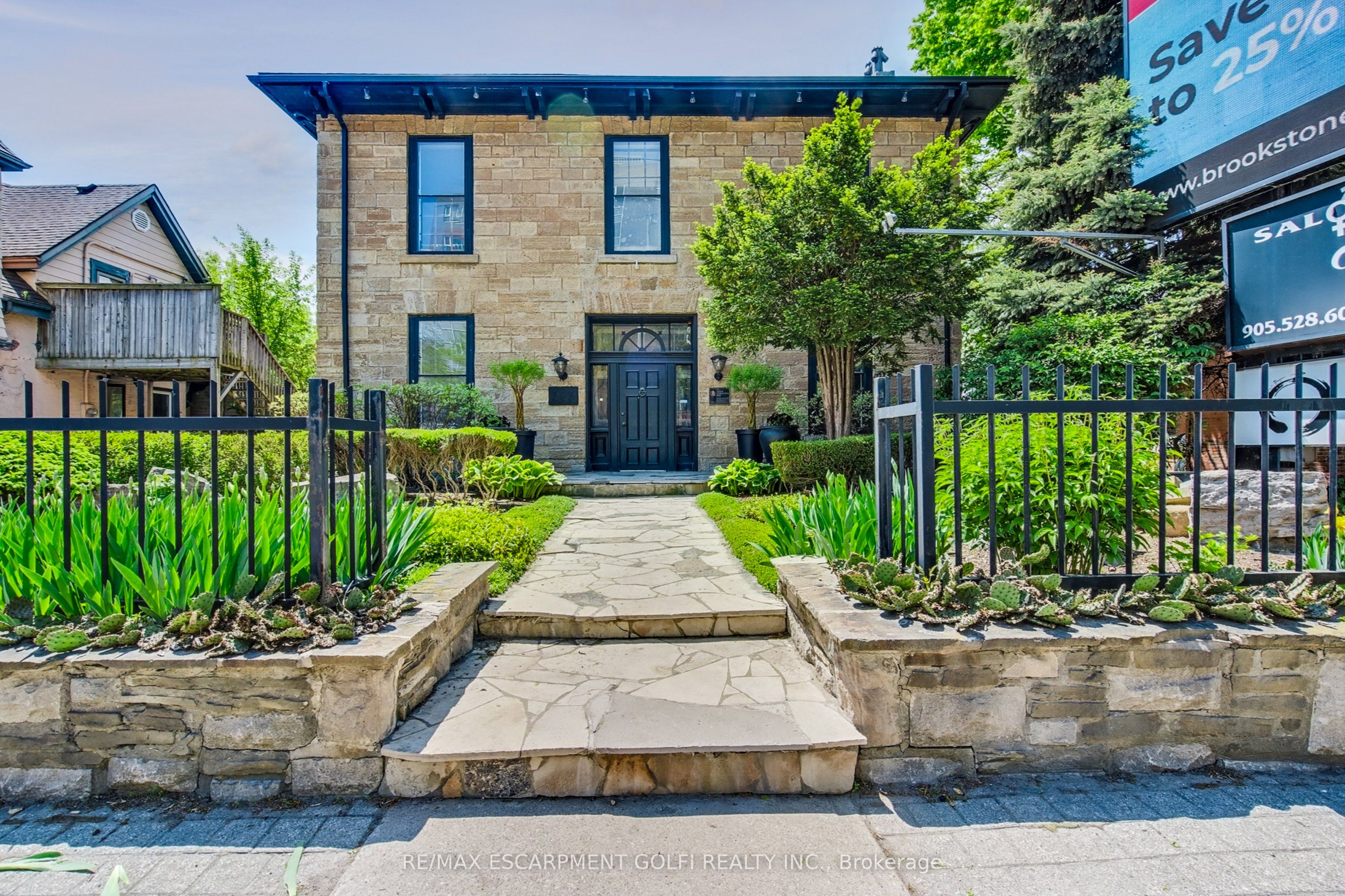 393 King St W Property Photo 1