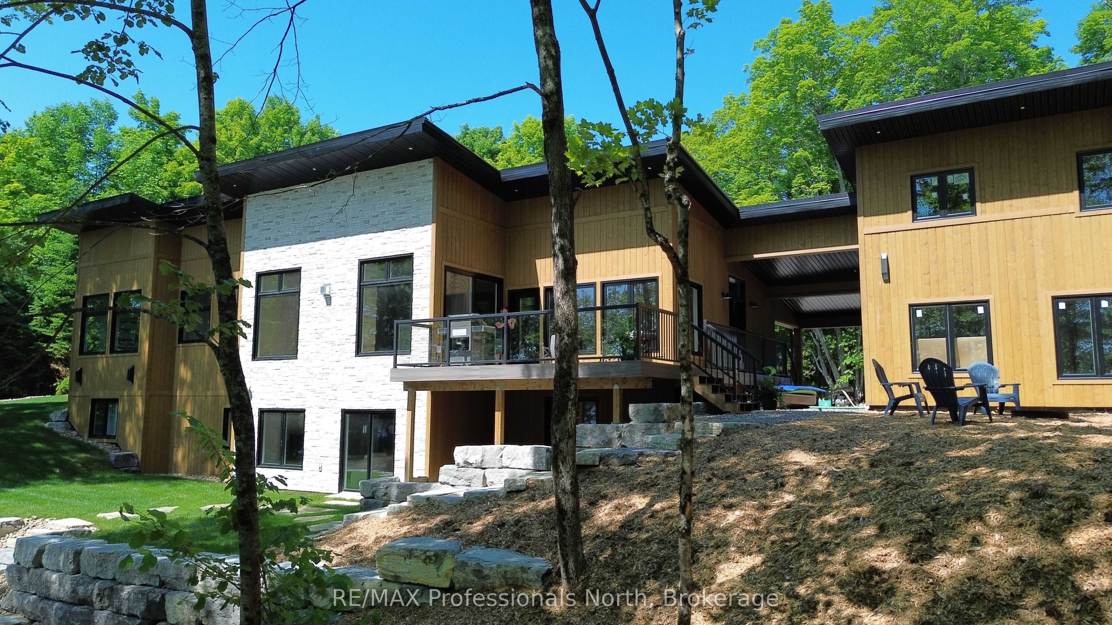 1041 Minaki Lane Property Photo 2