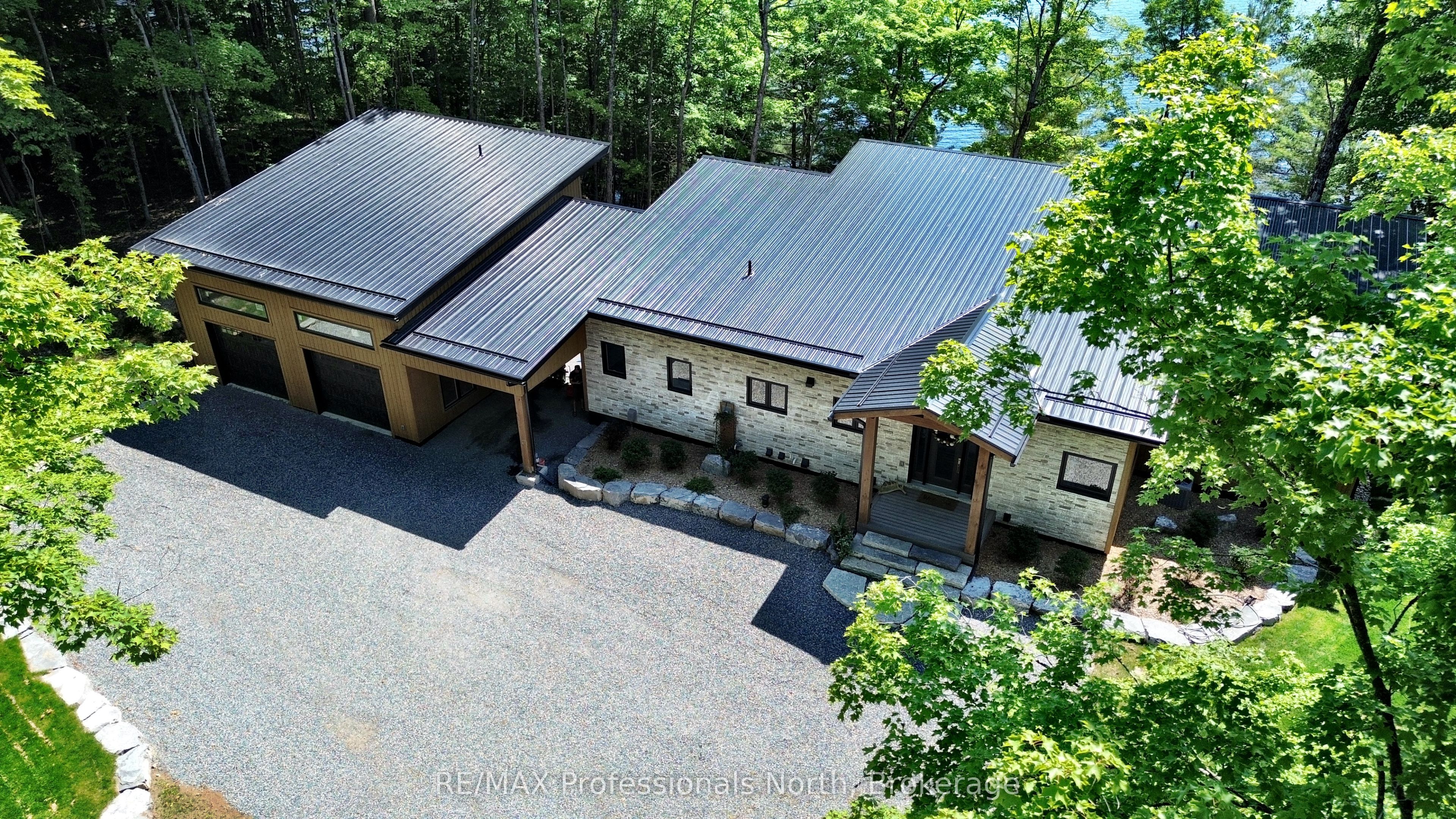 1041 Minaki Lane Property Photo 3