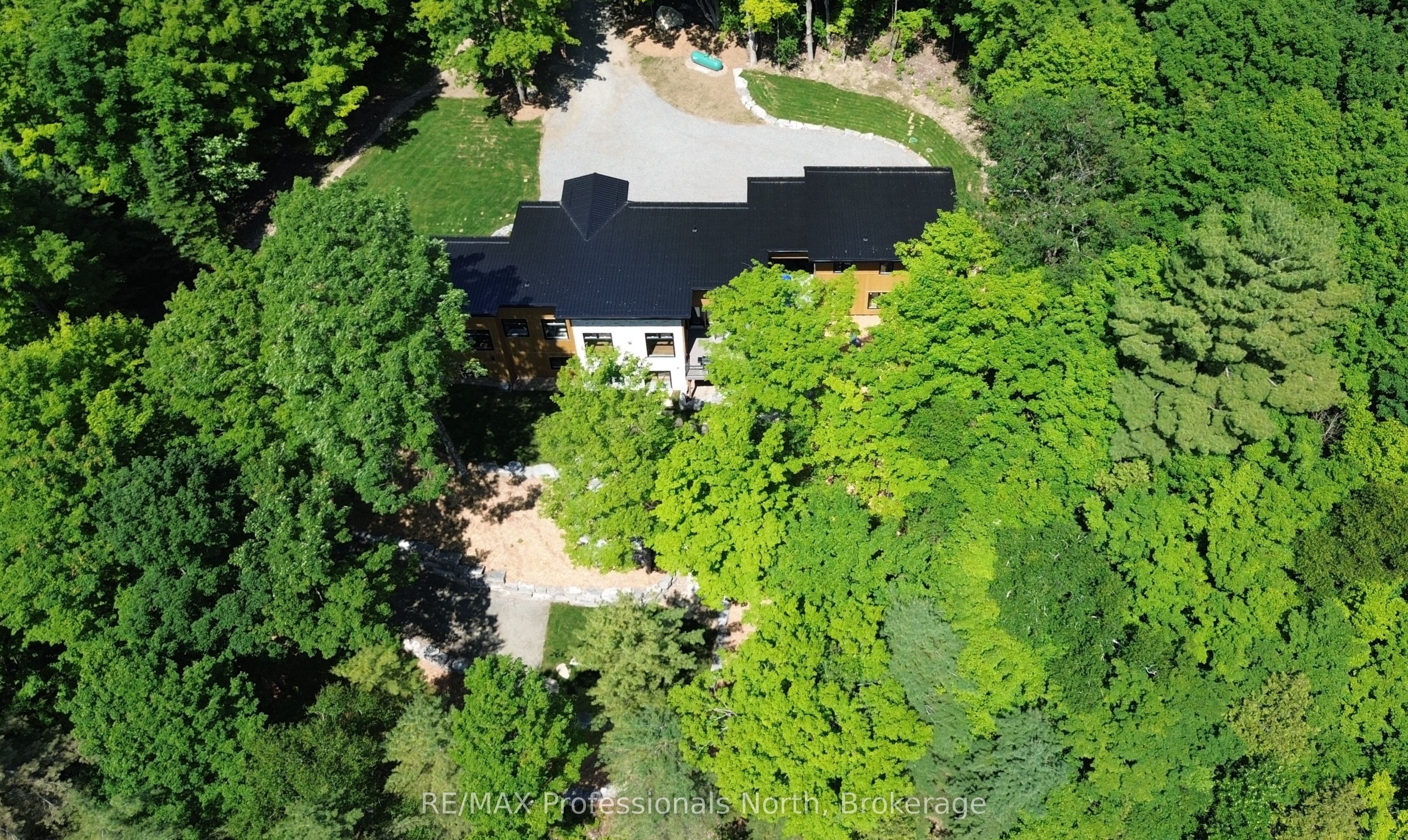 1041 Minaki Lane Property Photo 4
