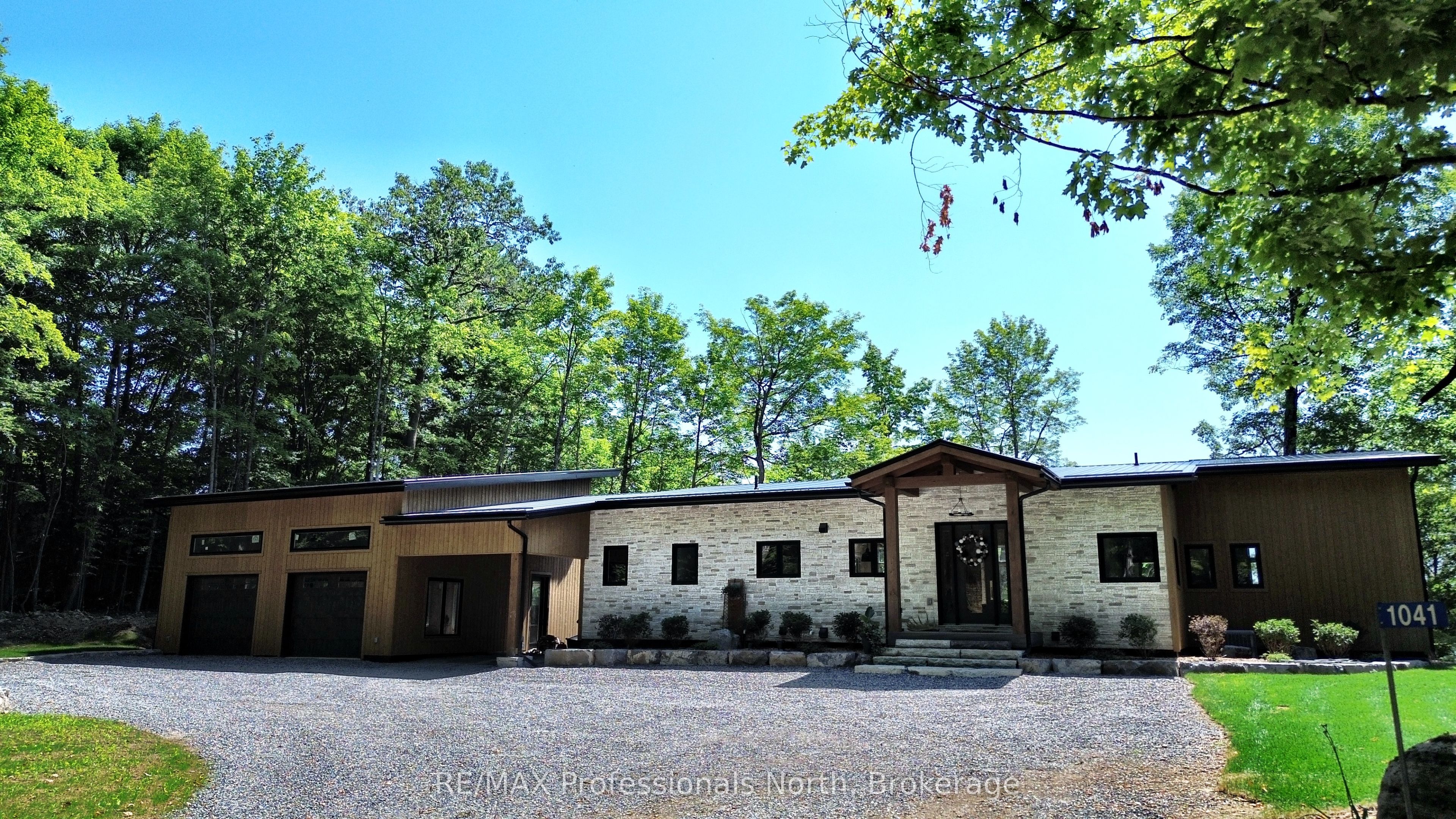 1041 Minaki Lane Property Photo 5
