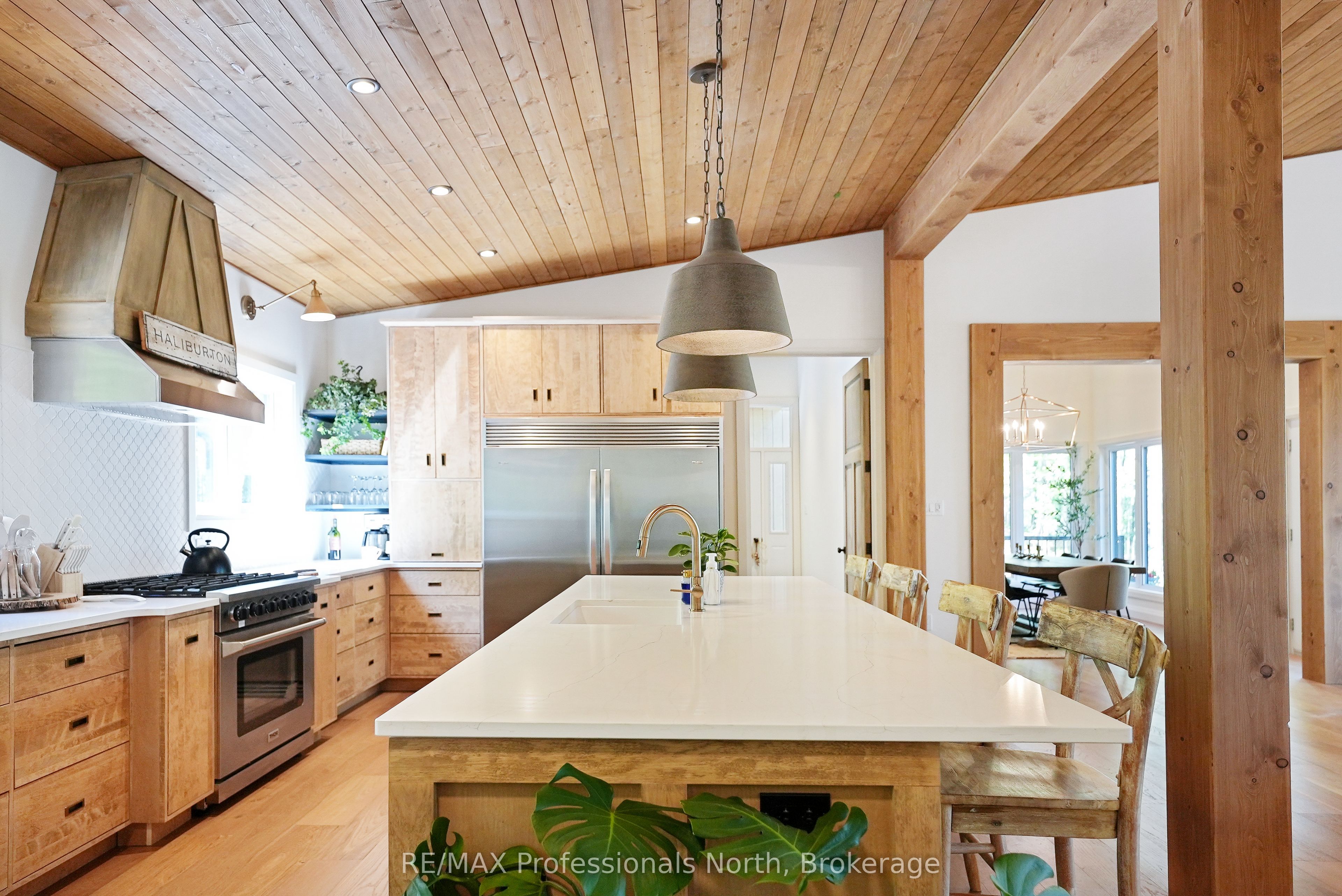 1041 Minaki Lane Property Photo 6