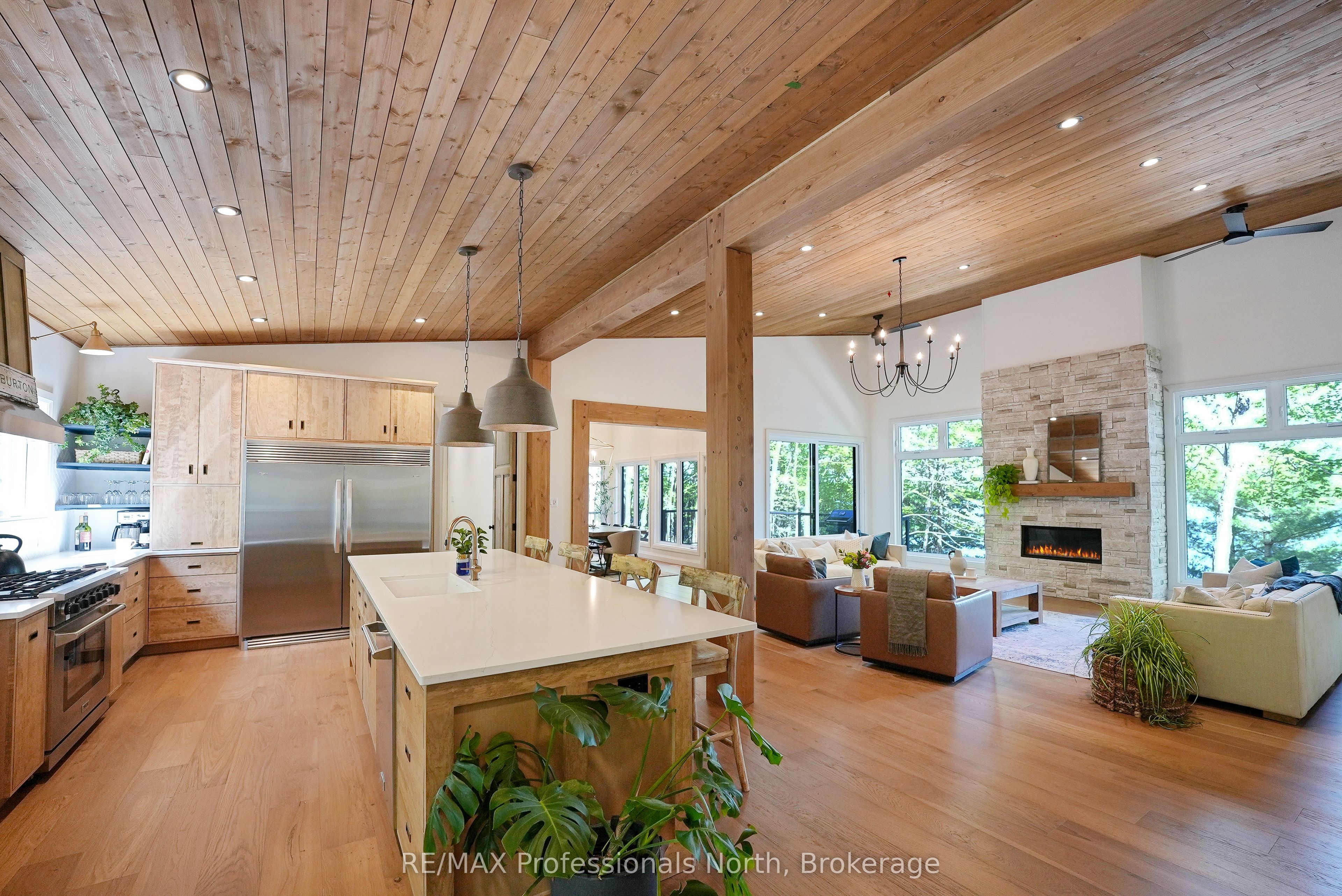 1041 Minaki Lane Property Photo 8