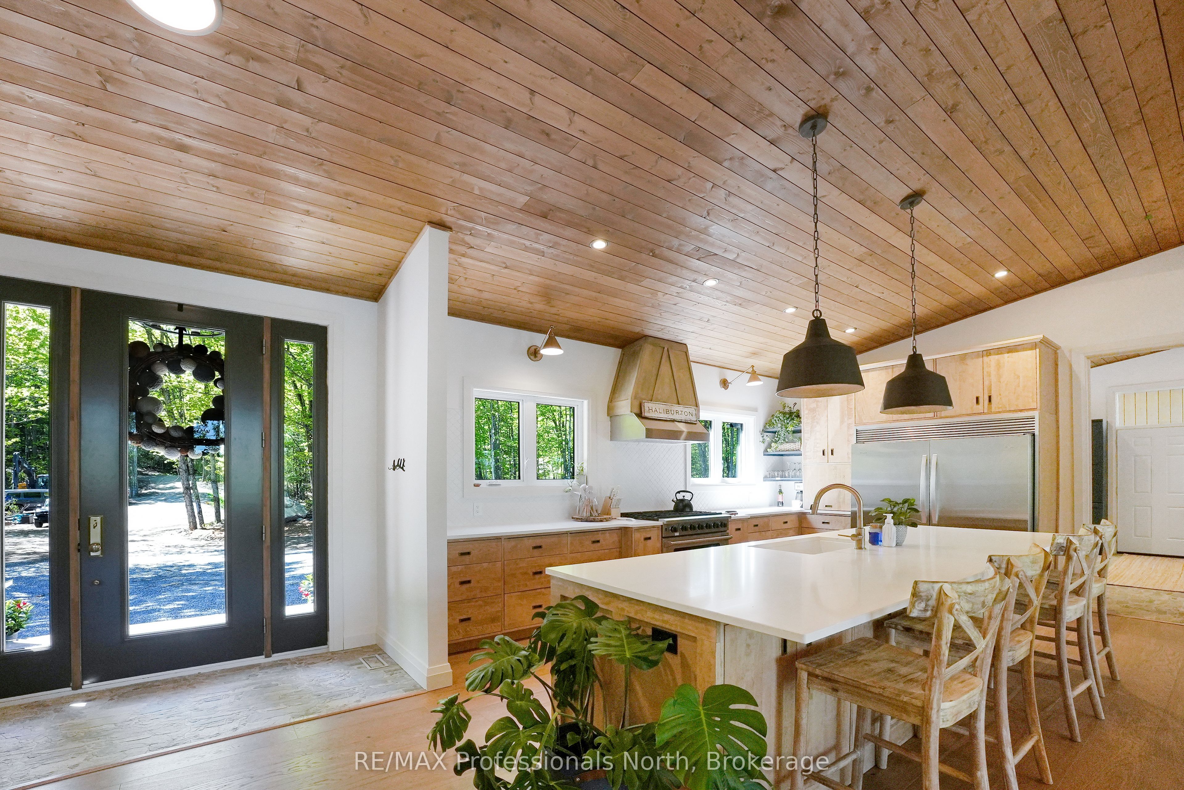 1041 Minaki Lane Property Photo 9