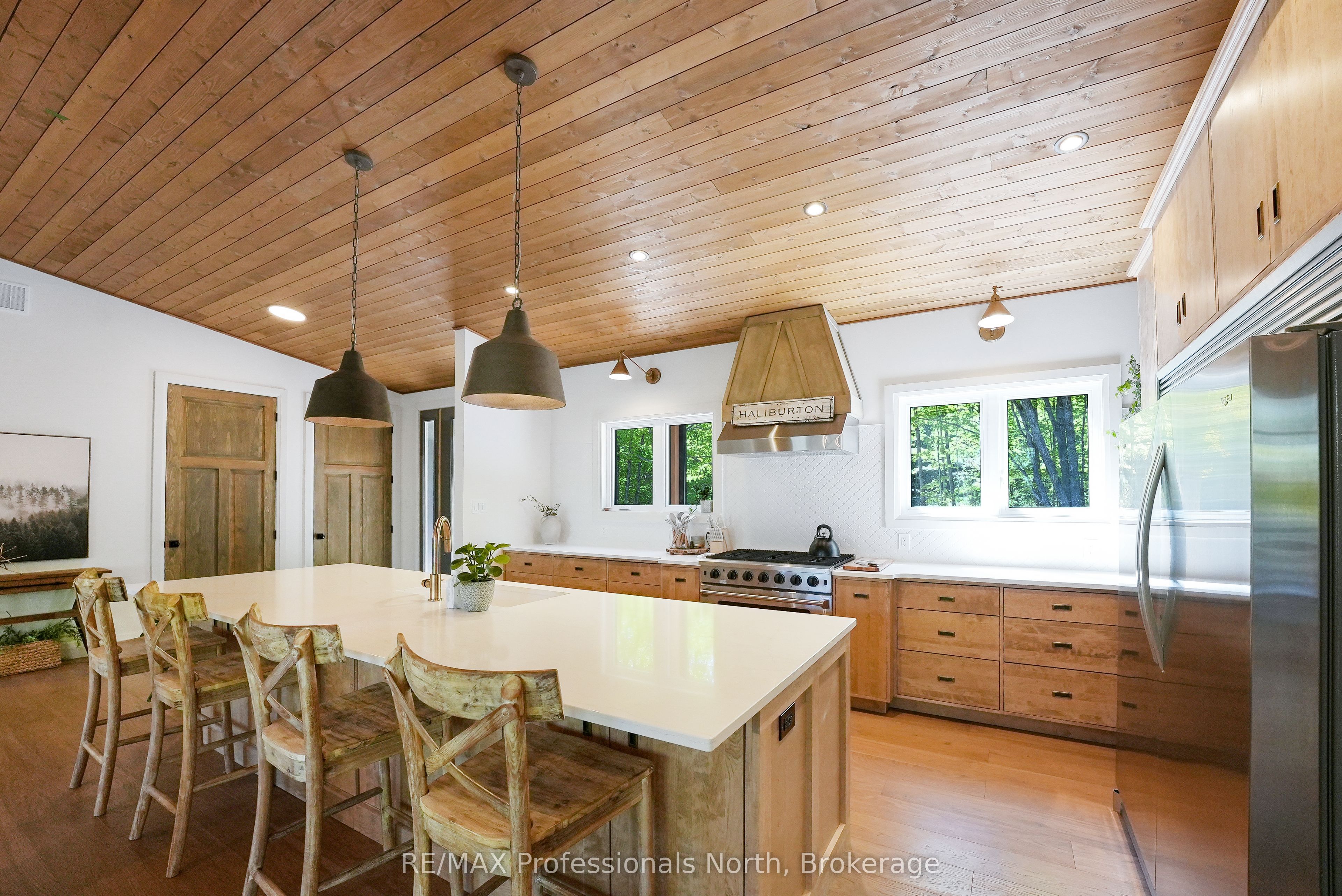 1041 Minaki Lane Property Photo 11
