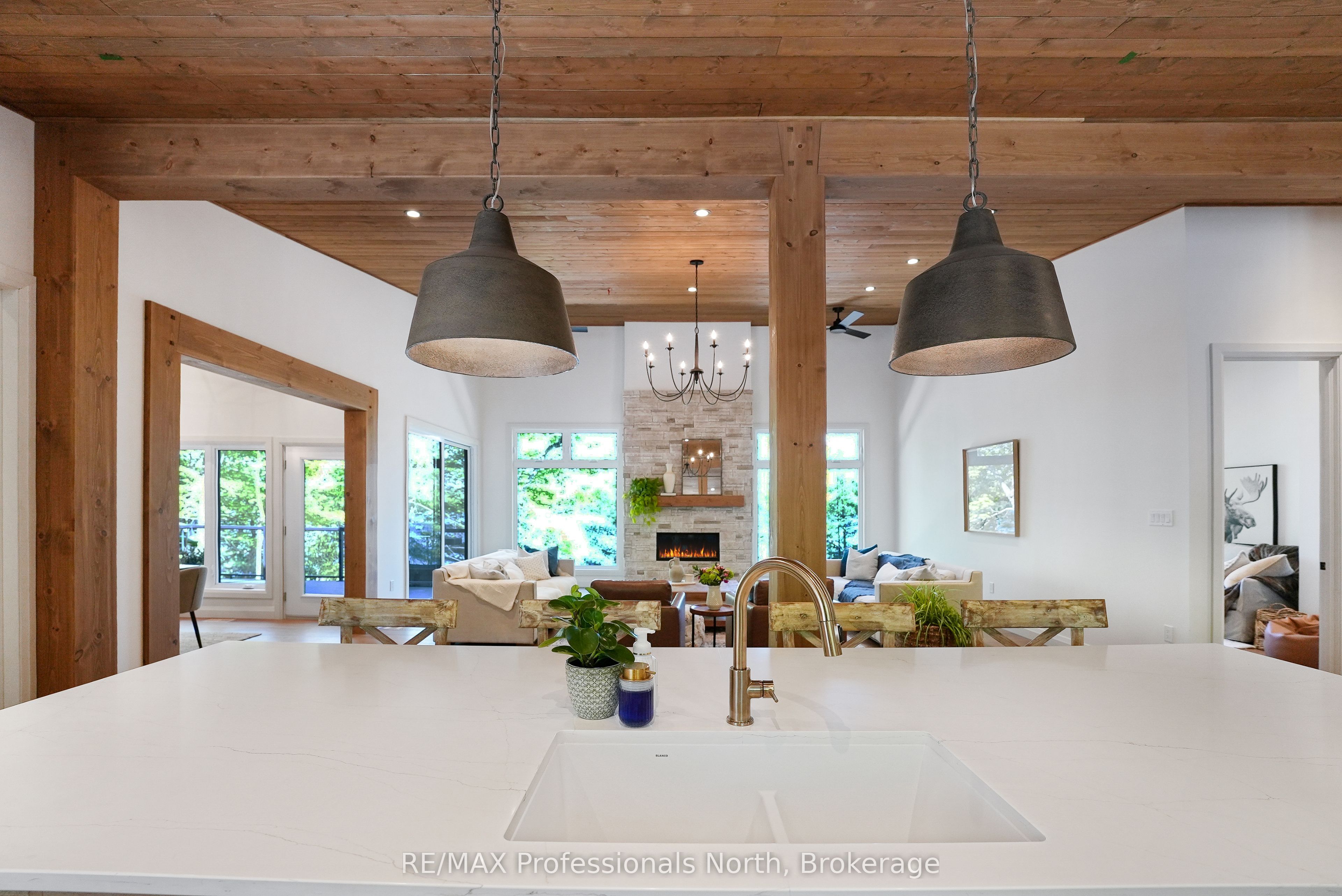1041 Minaki Lane Property Photo 13