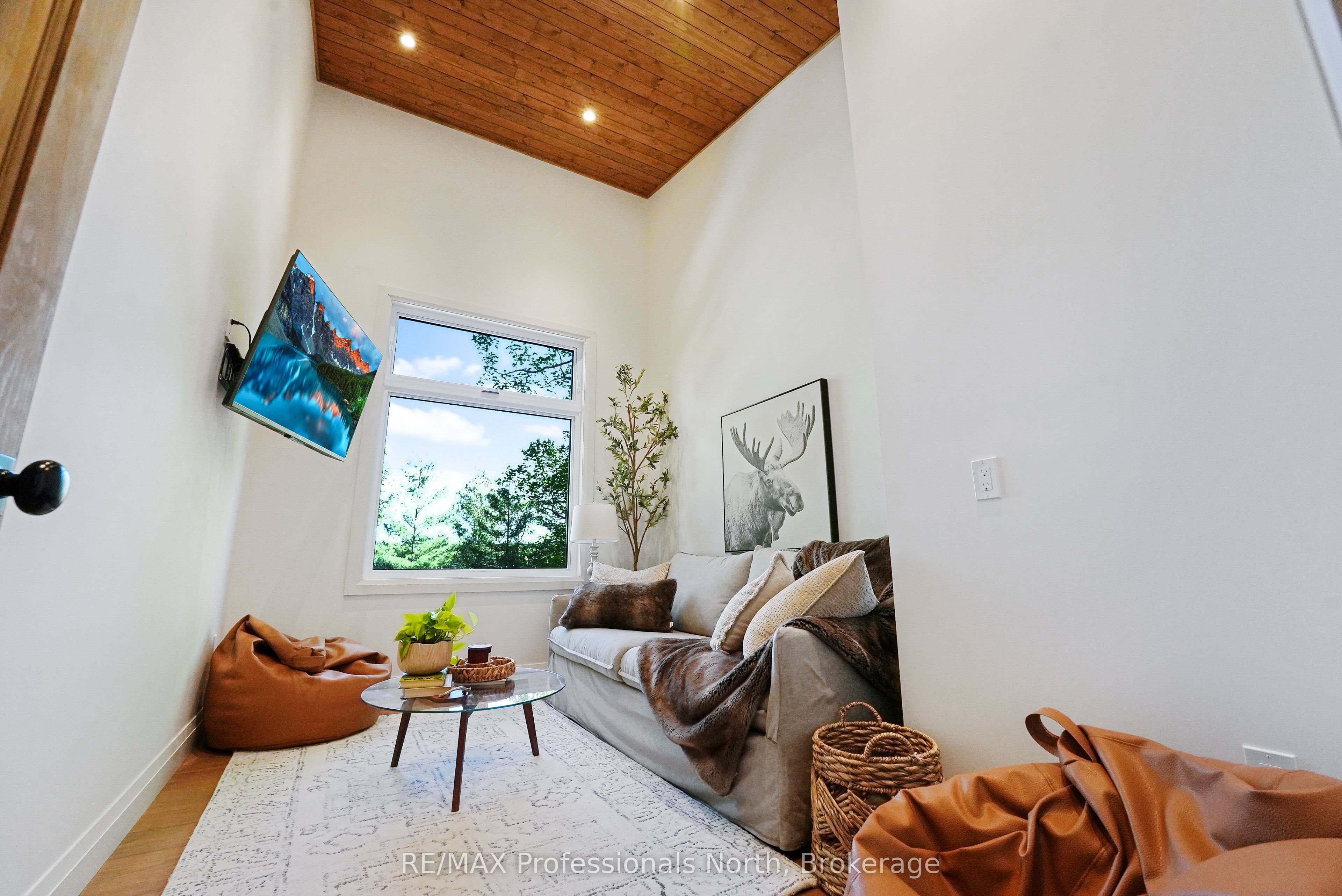 1041 Minaki Lane Property Photo 15