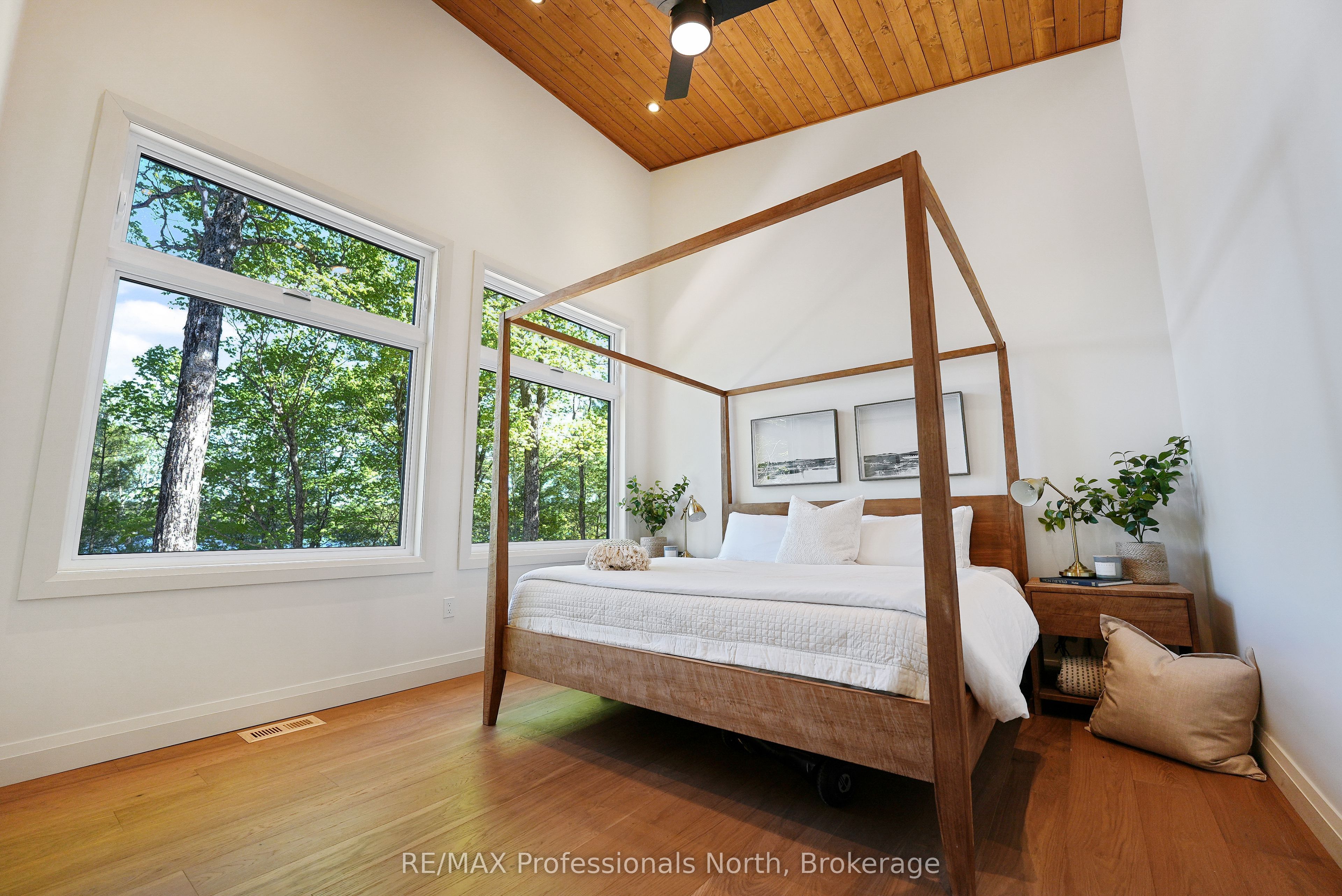1041 Minaki Lane Property Photo 22