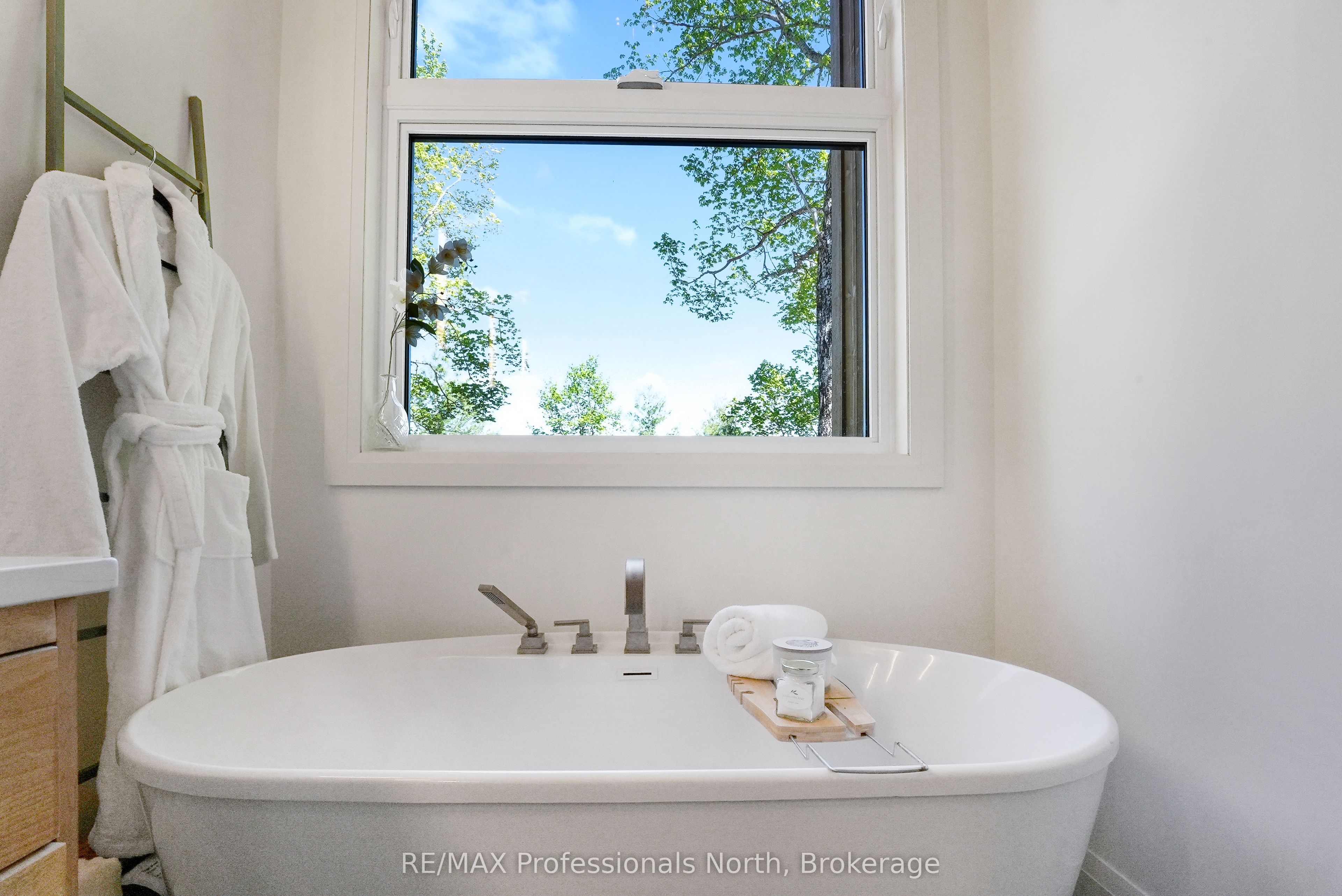1041 Minaki Lane Property Photo 23
