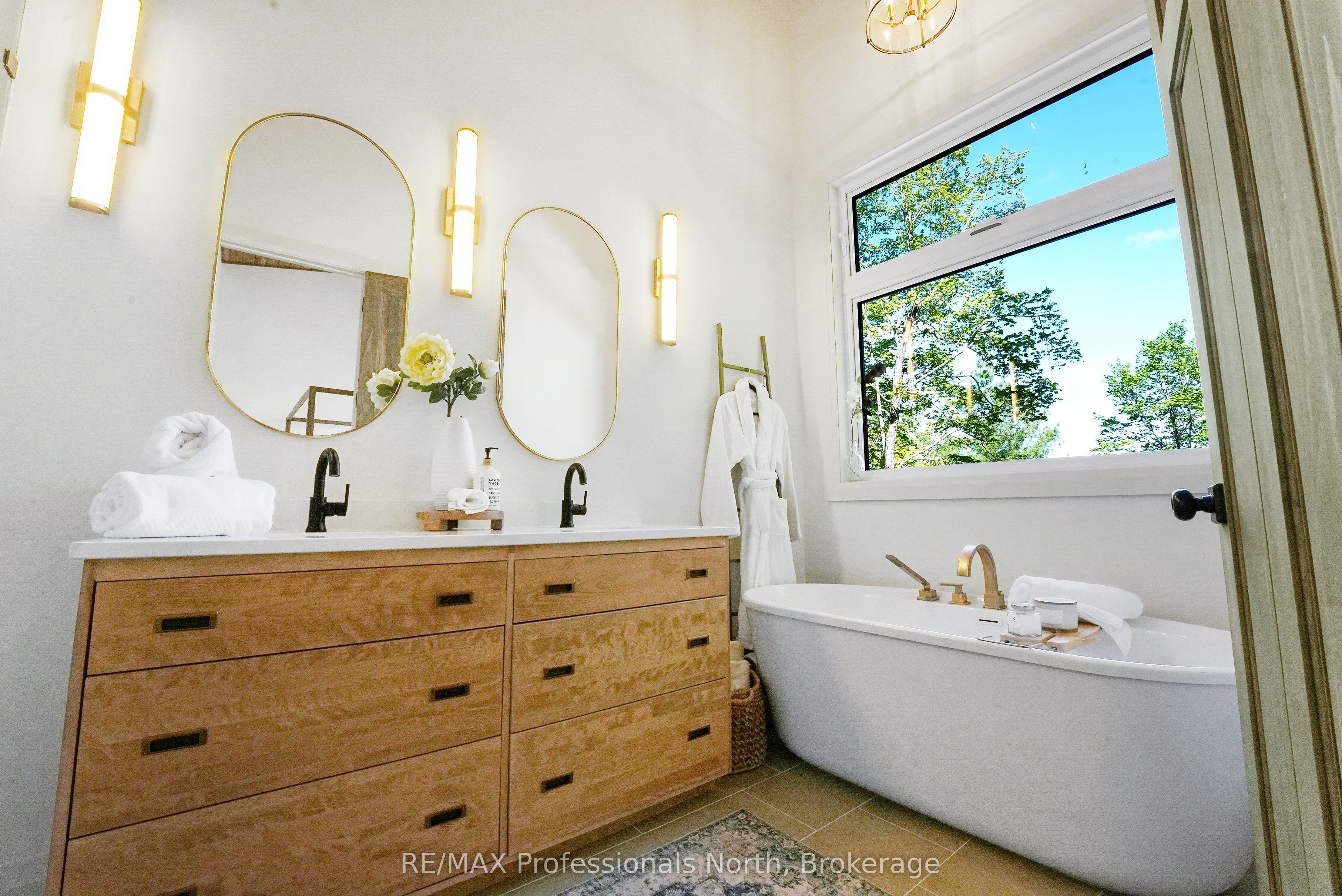 1041 Minaki Lane Property Photo 26