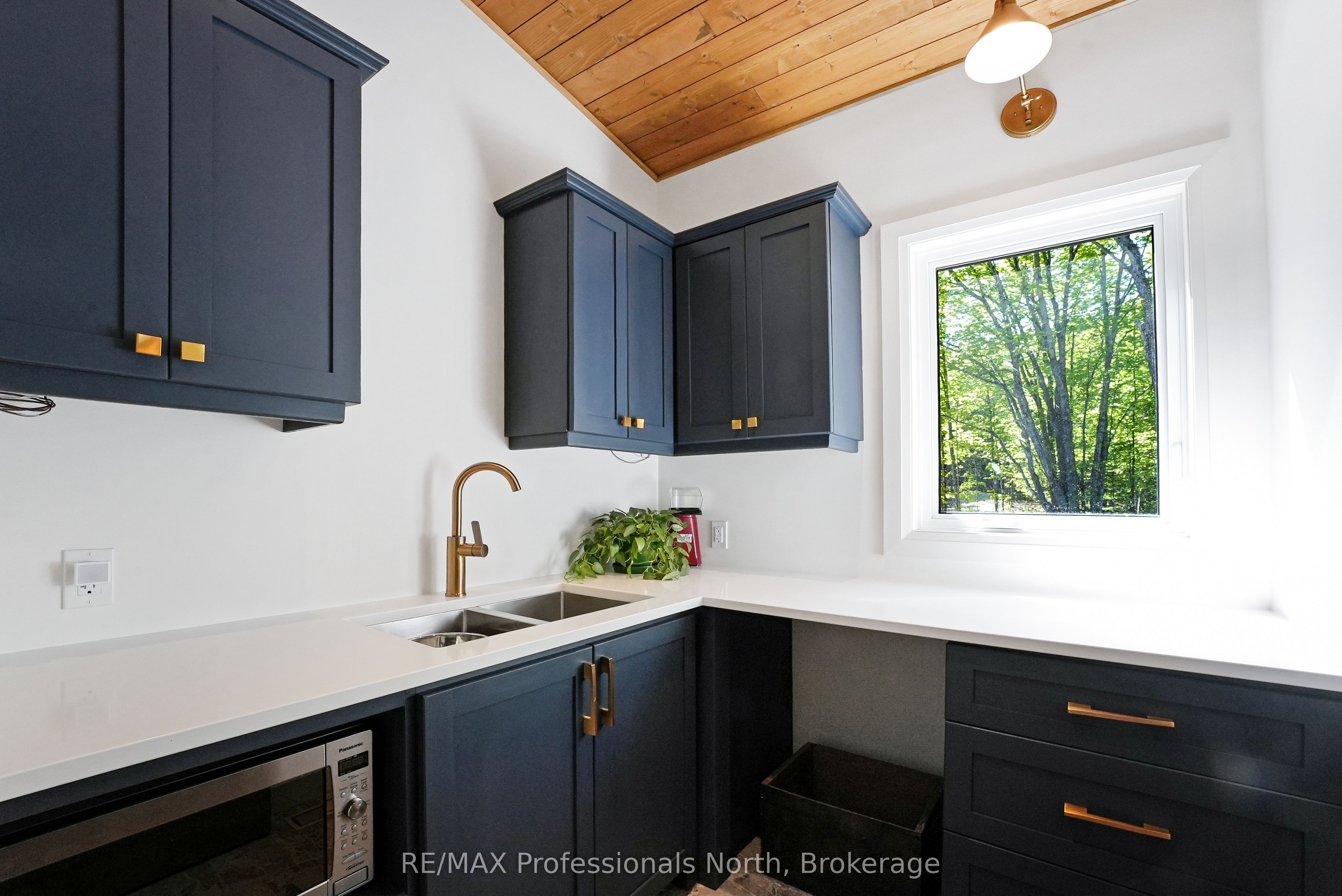 1041 Minaki Lane Property Photo 30
