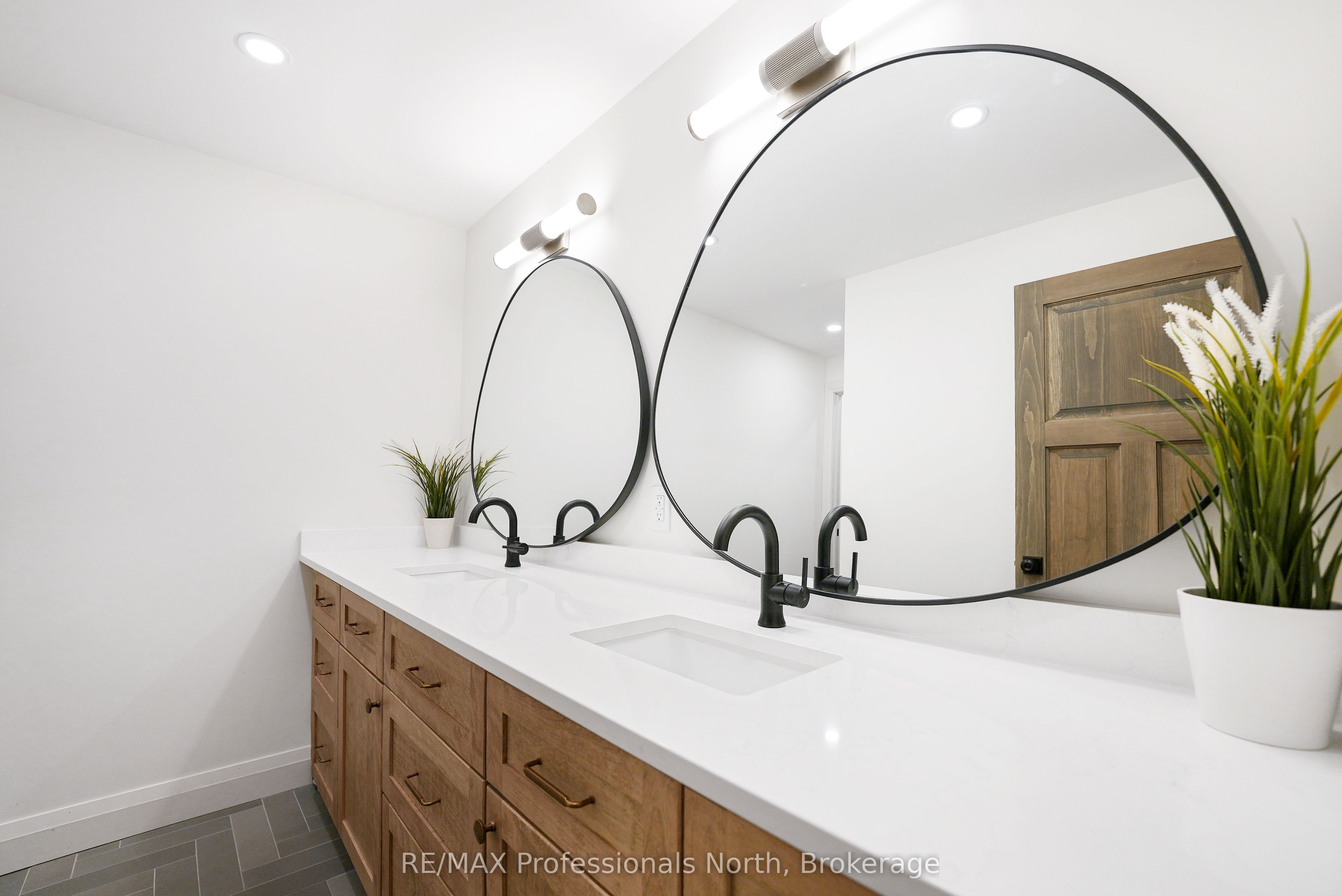 1041 Minaki Lane Property Photo 32