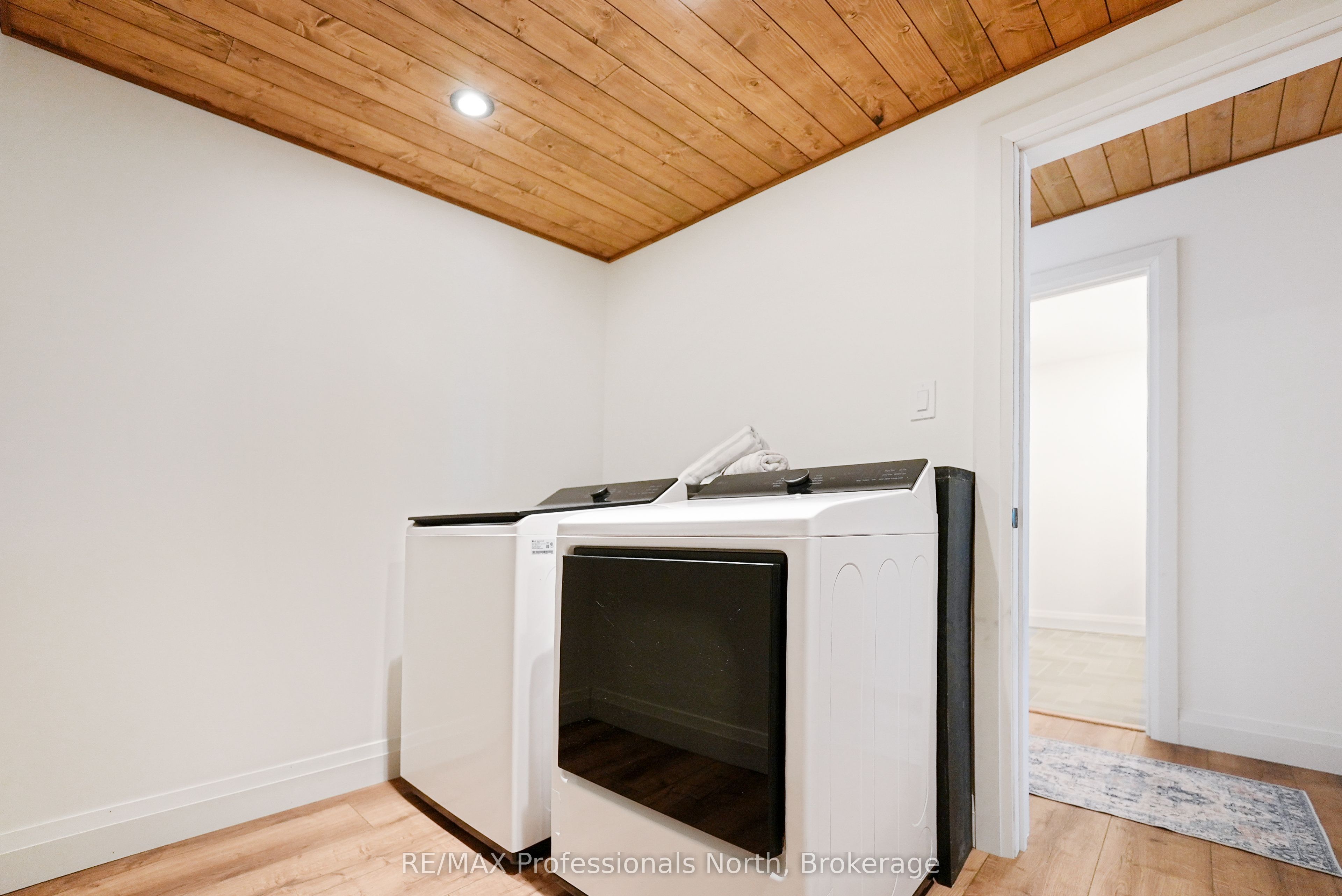 1041 Minaki Lane Property Photo 34