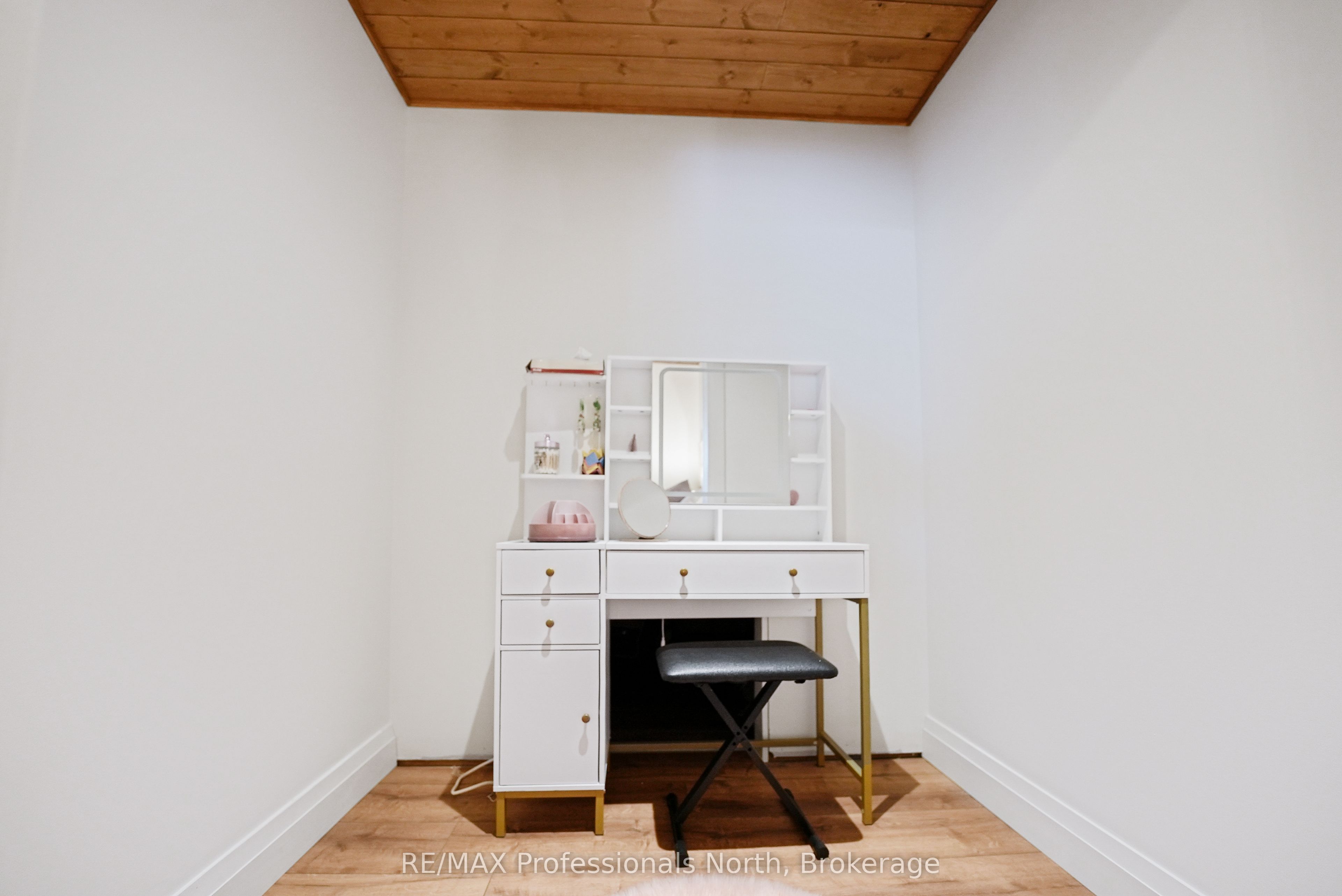 1041 Minaki Lane Property Photo 36