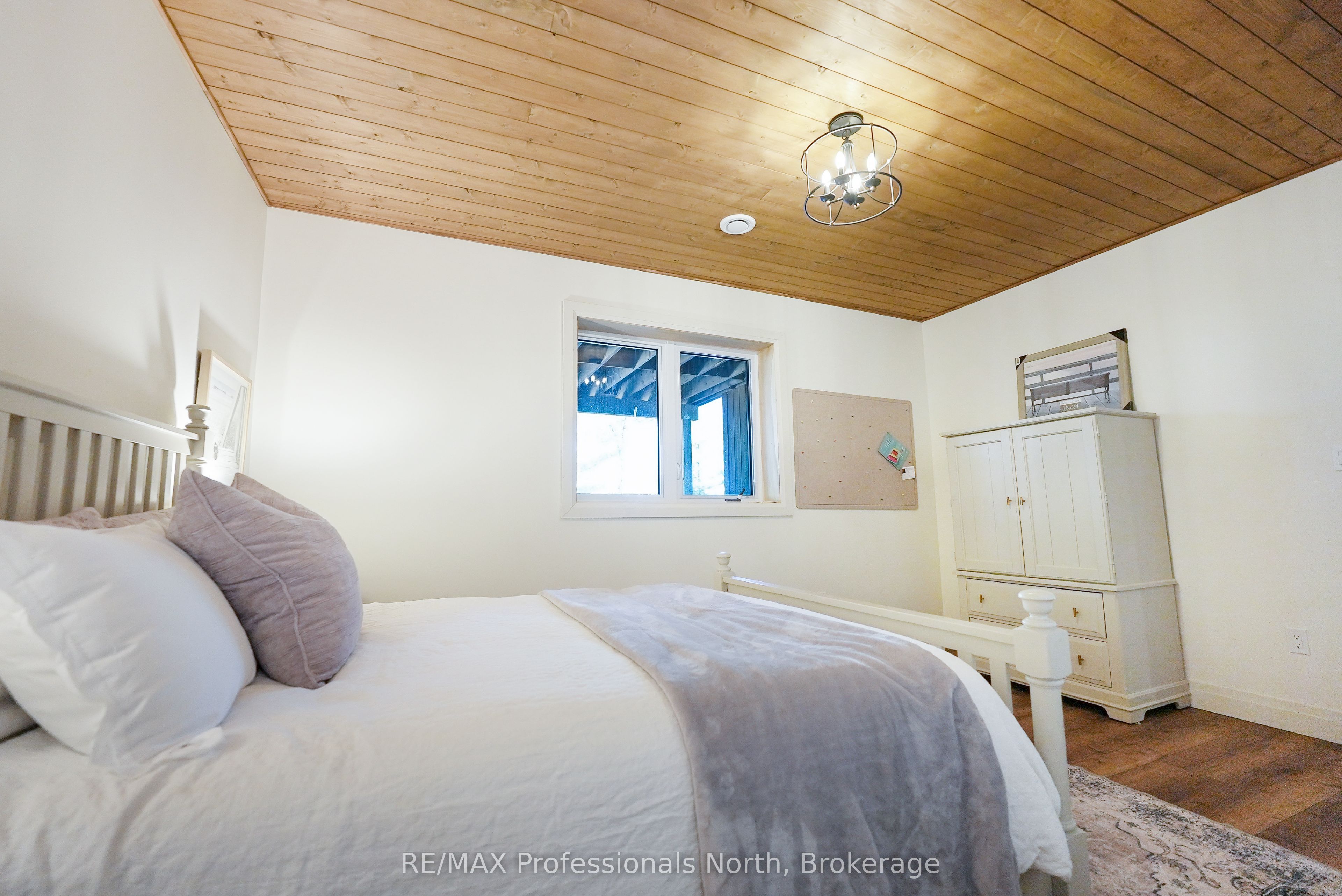 1041 Minaki Lane Property Photo 37