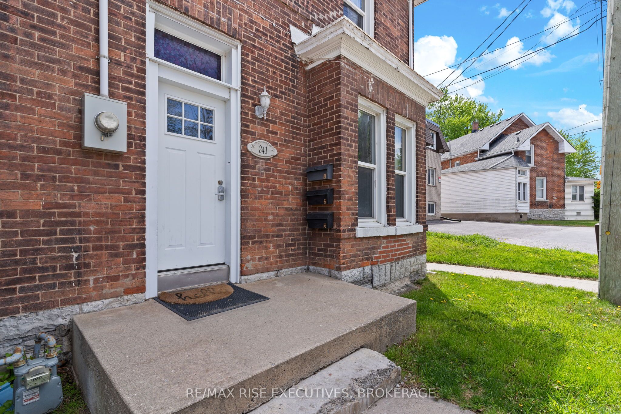 341 Division St Property Photo 3