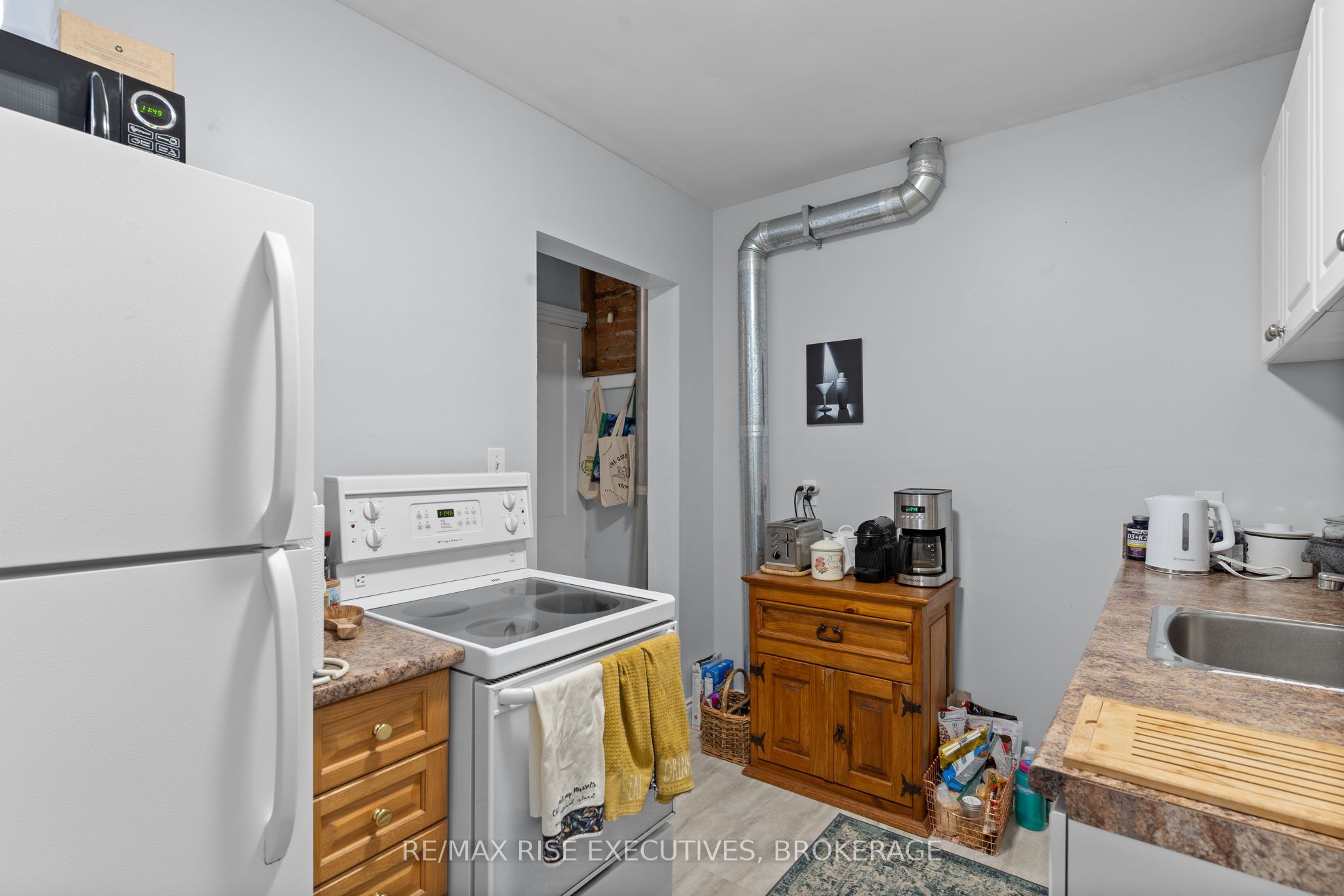 341 Division St Property Photo 7
