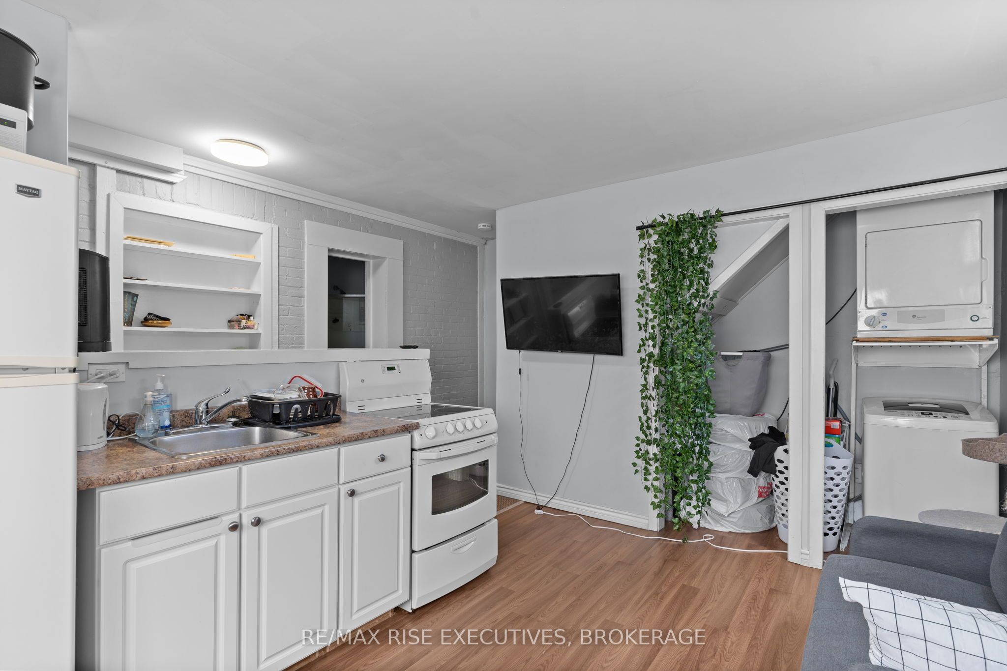 341 Division St Property Photo 18
