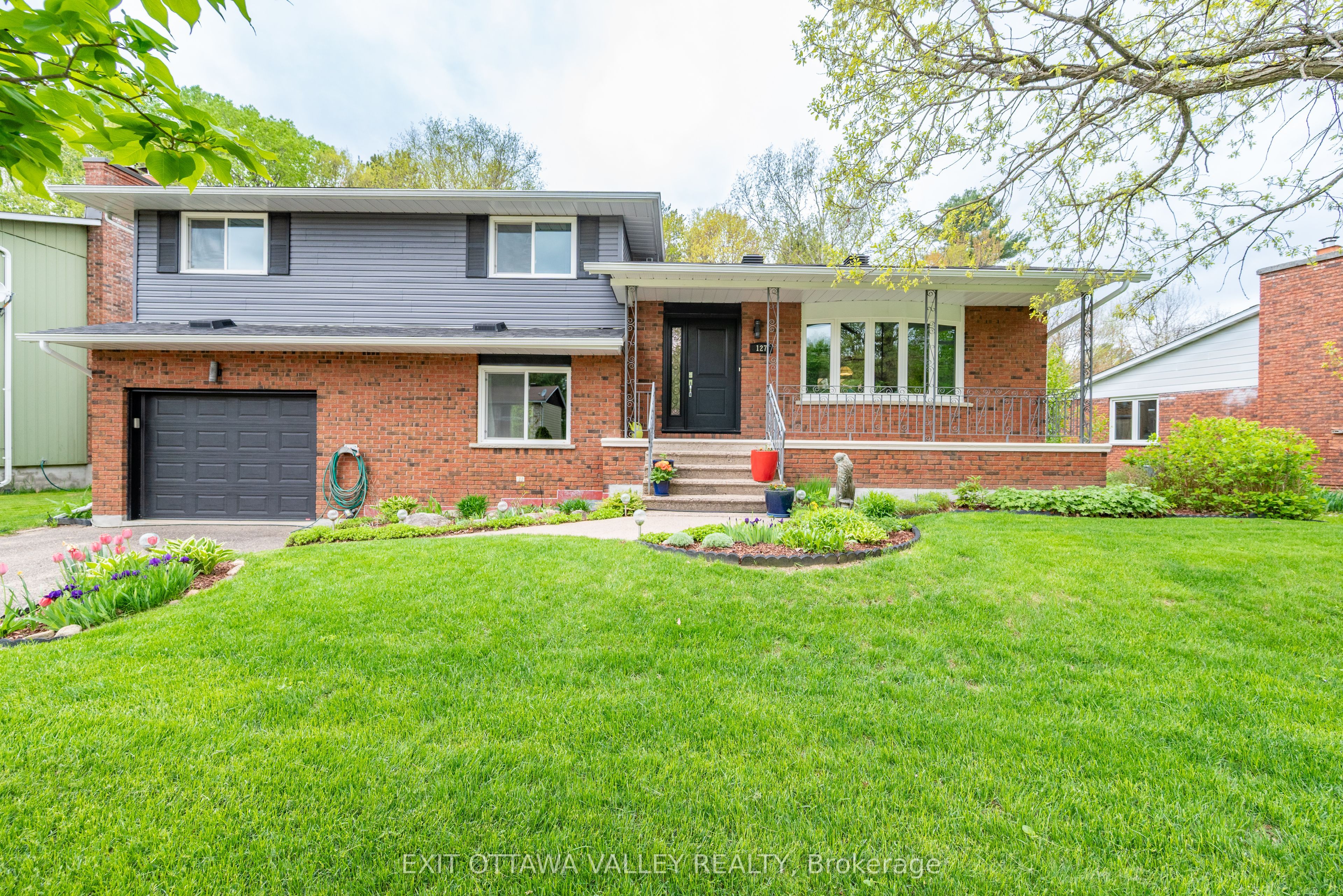127 Frontenac Cres Property Photo 1