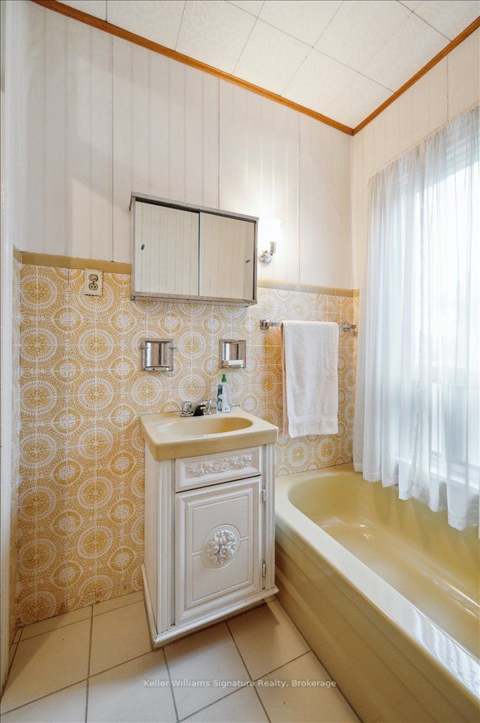 310 Catharine Street N Property Photo 19