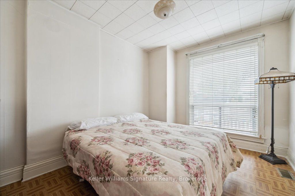 310 Catharine Street N Property Photo 21