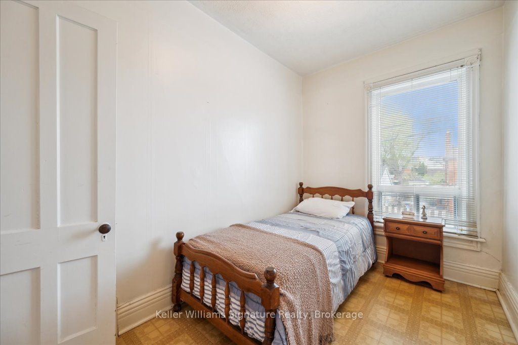 310 Catharine Street N Property Photo 22