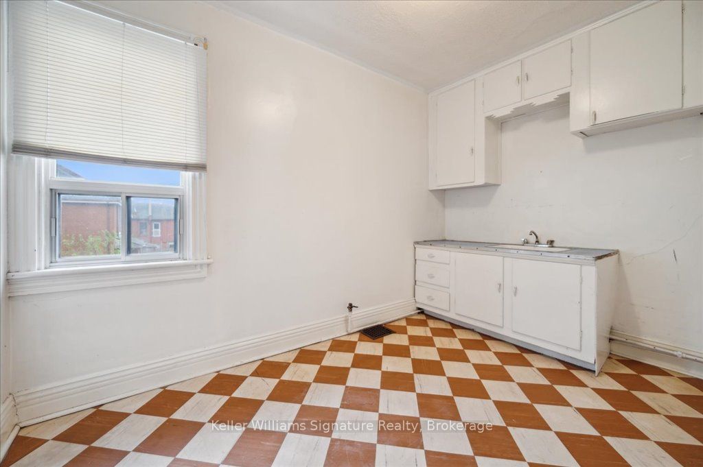 310 Catharine Street N Property Photo 23