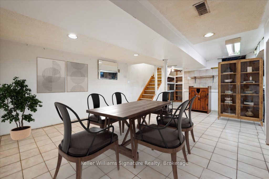 310 Catharine Street N Property Photo 24