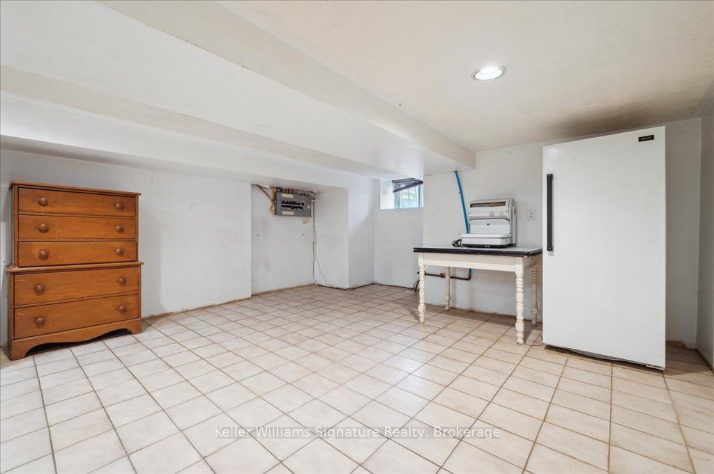 310 Catharine Street N Property Photo 25