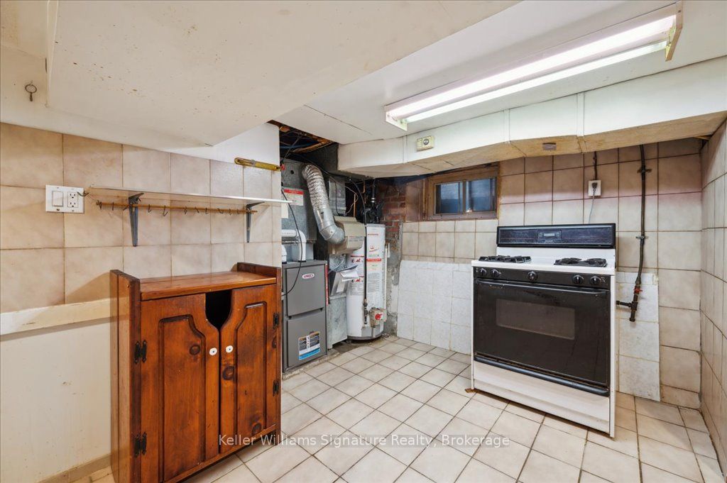 310 Catharine Street N Property Photo 26