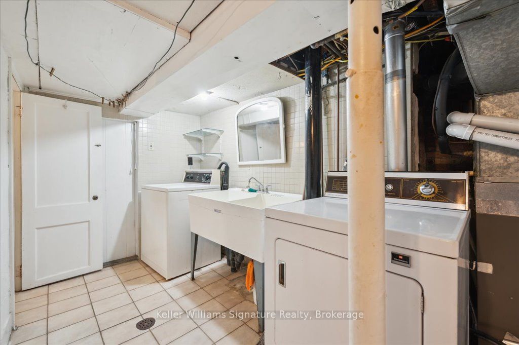310 Catharine Street N Property Photo 27