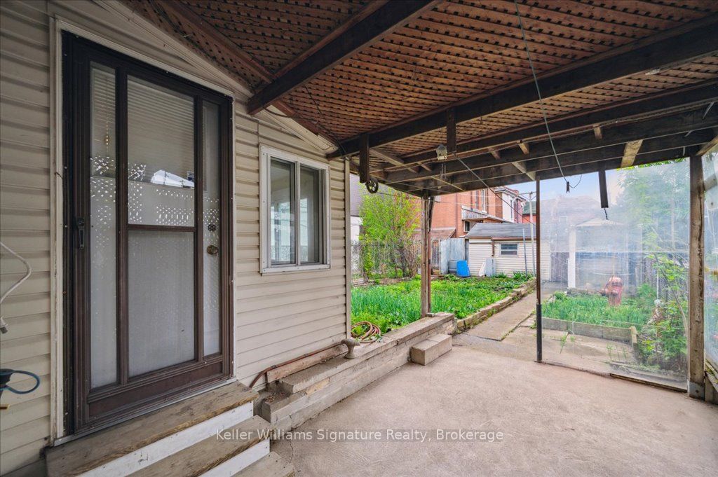 310 Catharine Street N Property Photo 29