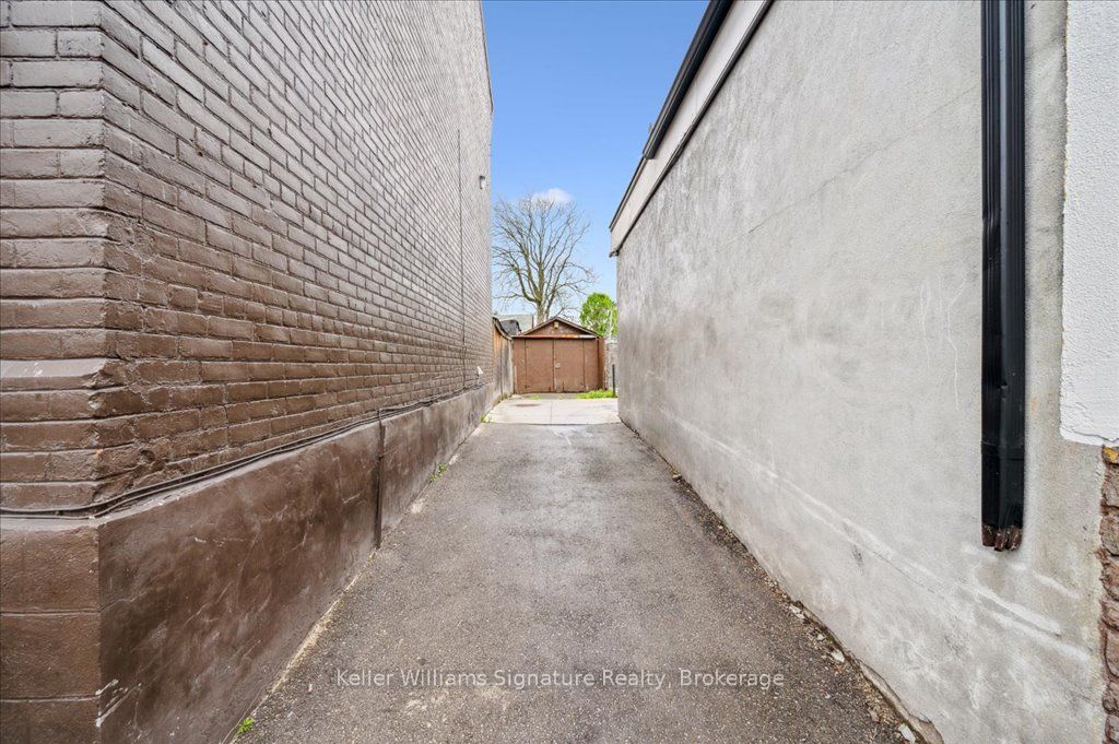 310 Catharine Street N Property Photo 33