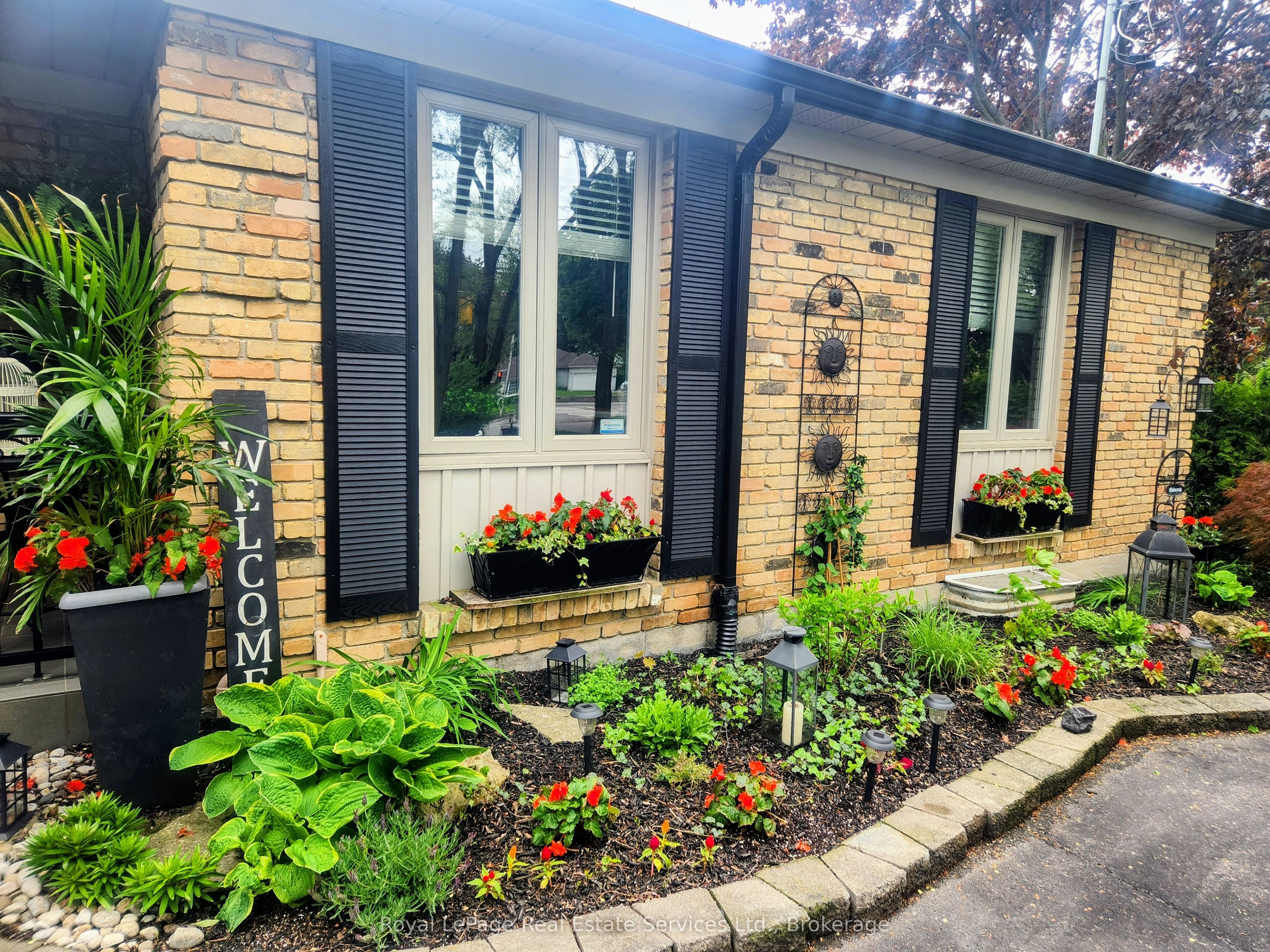 184 Dundas Street E Property Photo 4