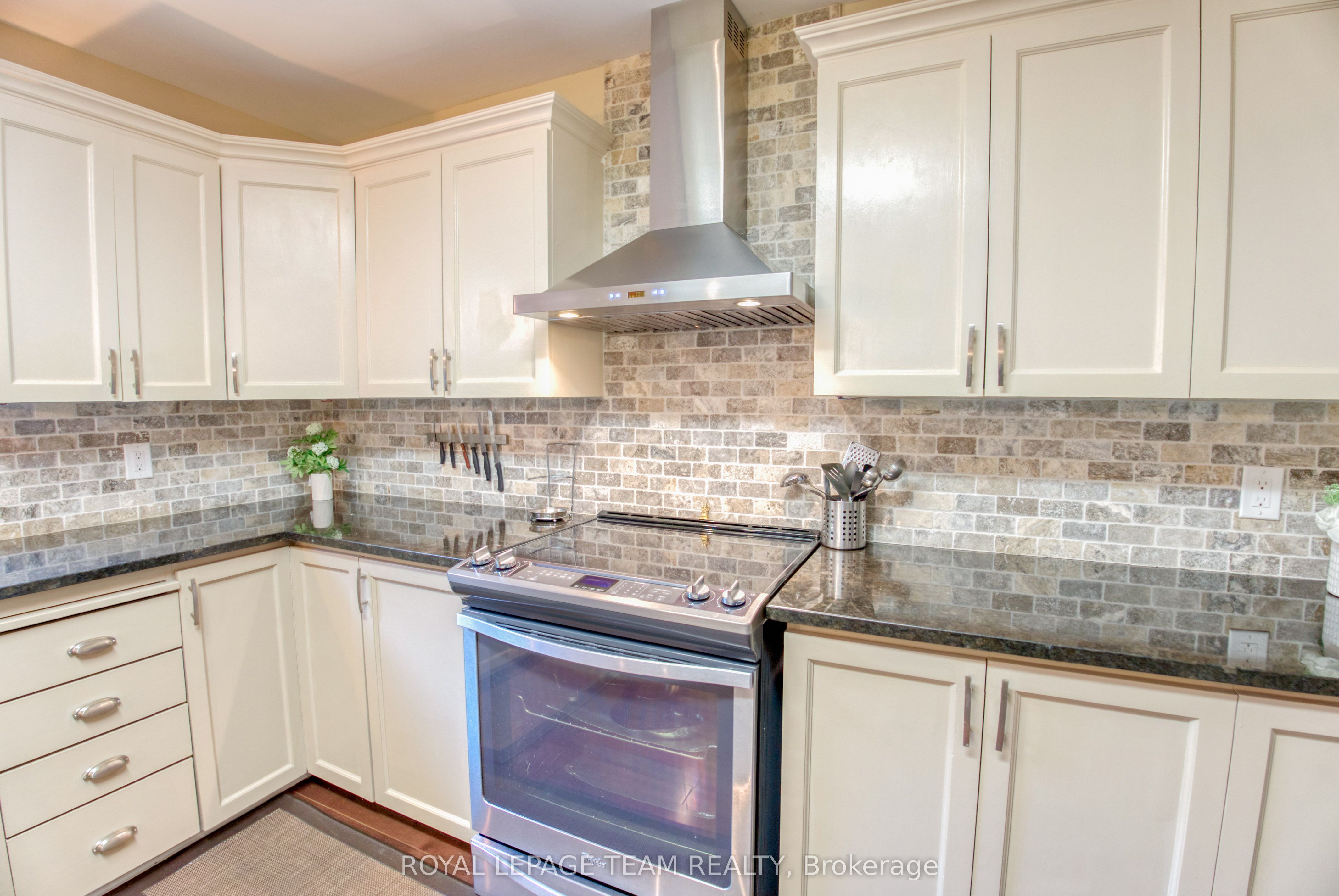 27 Sherk Crescent Property Photo 11