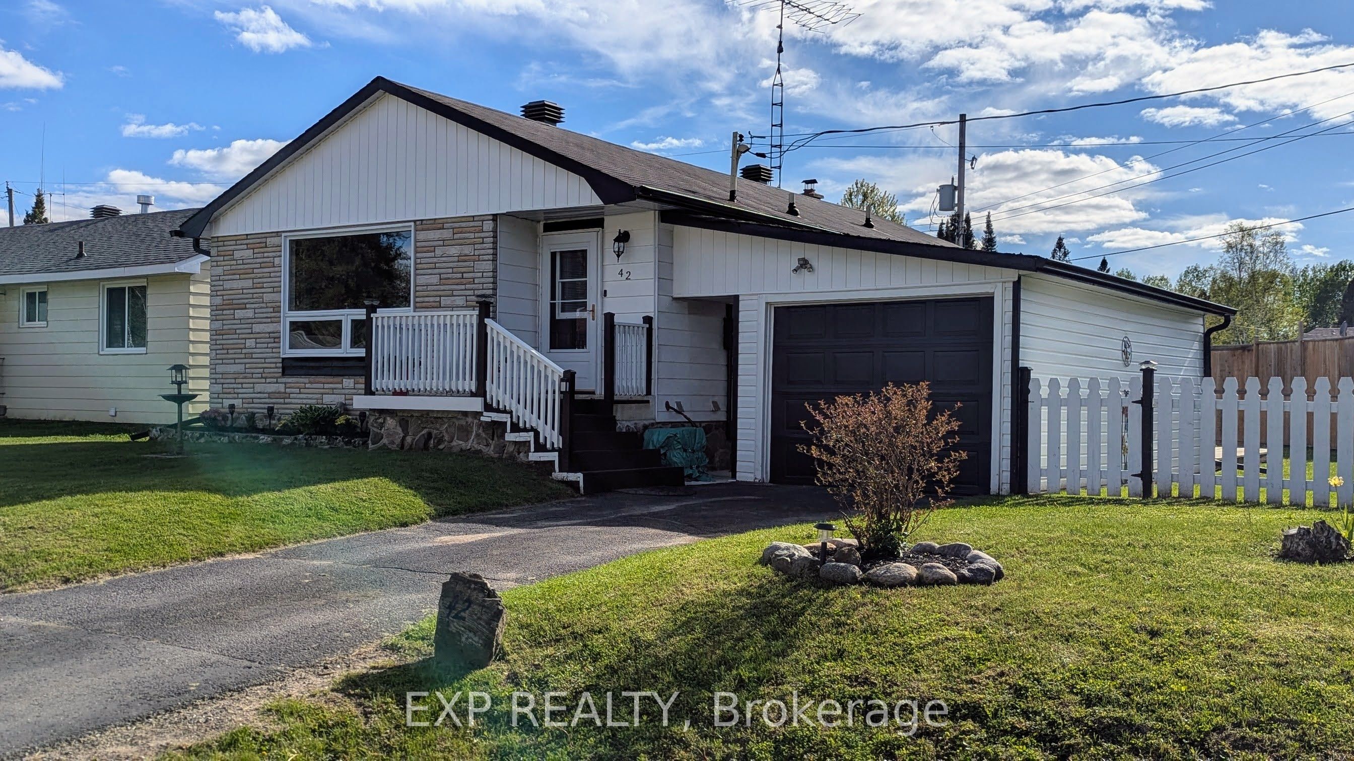 42 Larch St Property Photo 1