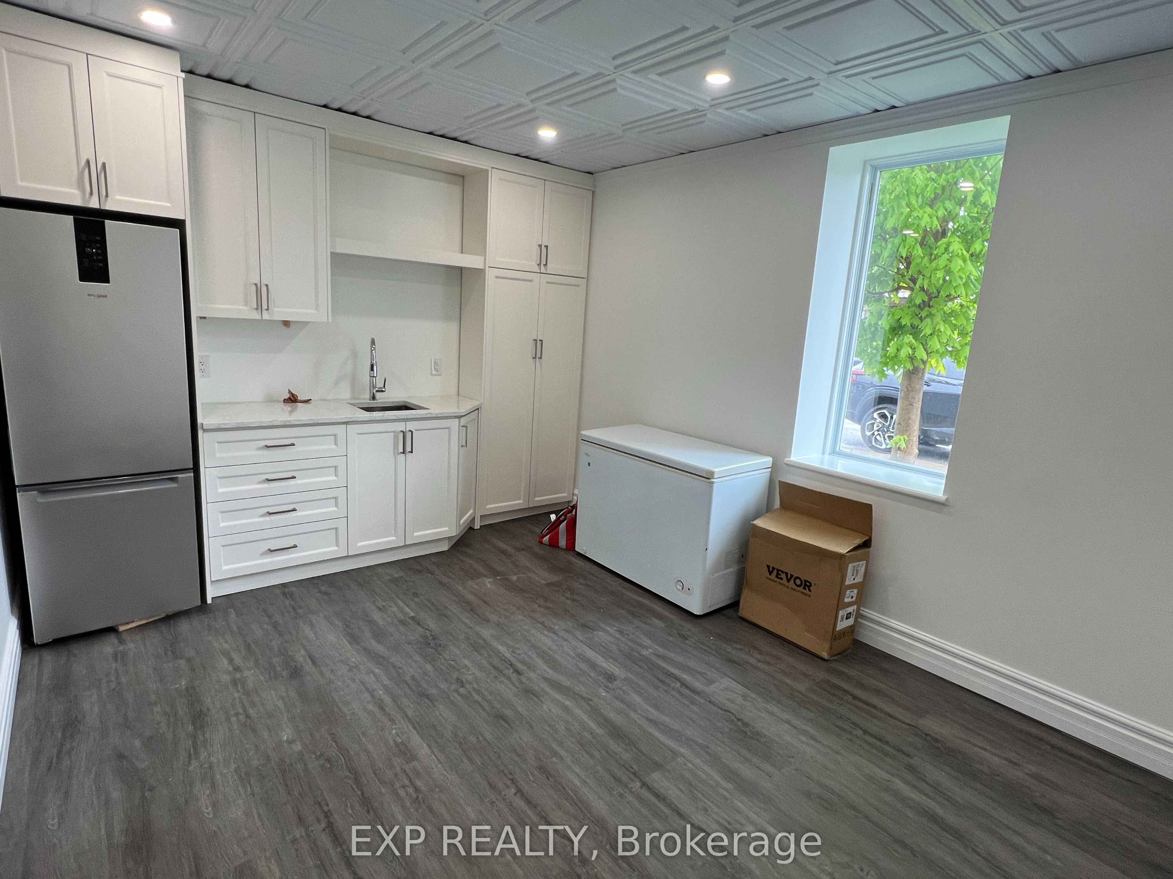 13 Francis St E Property Photo 5