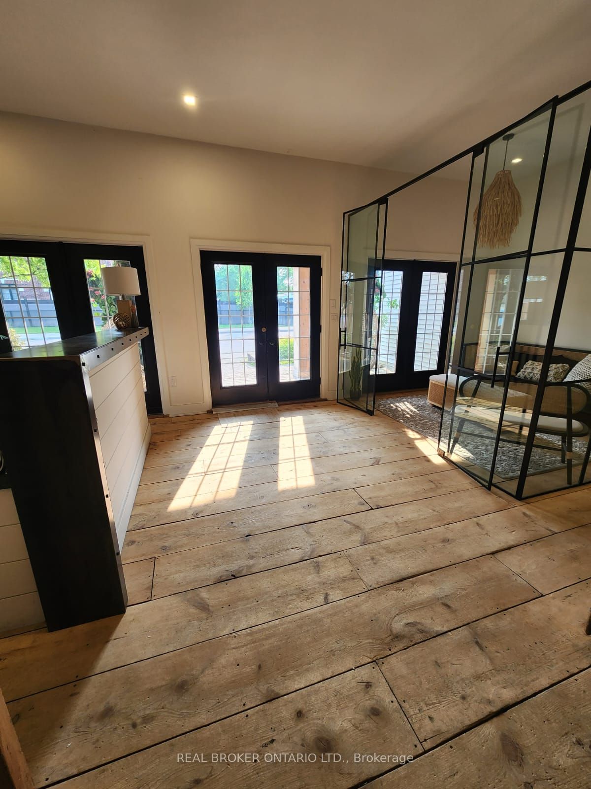 1 Dufferin Street Property Photo 8