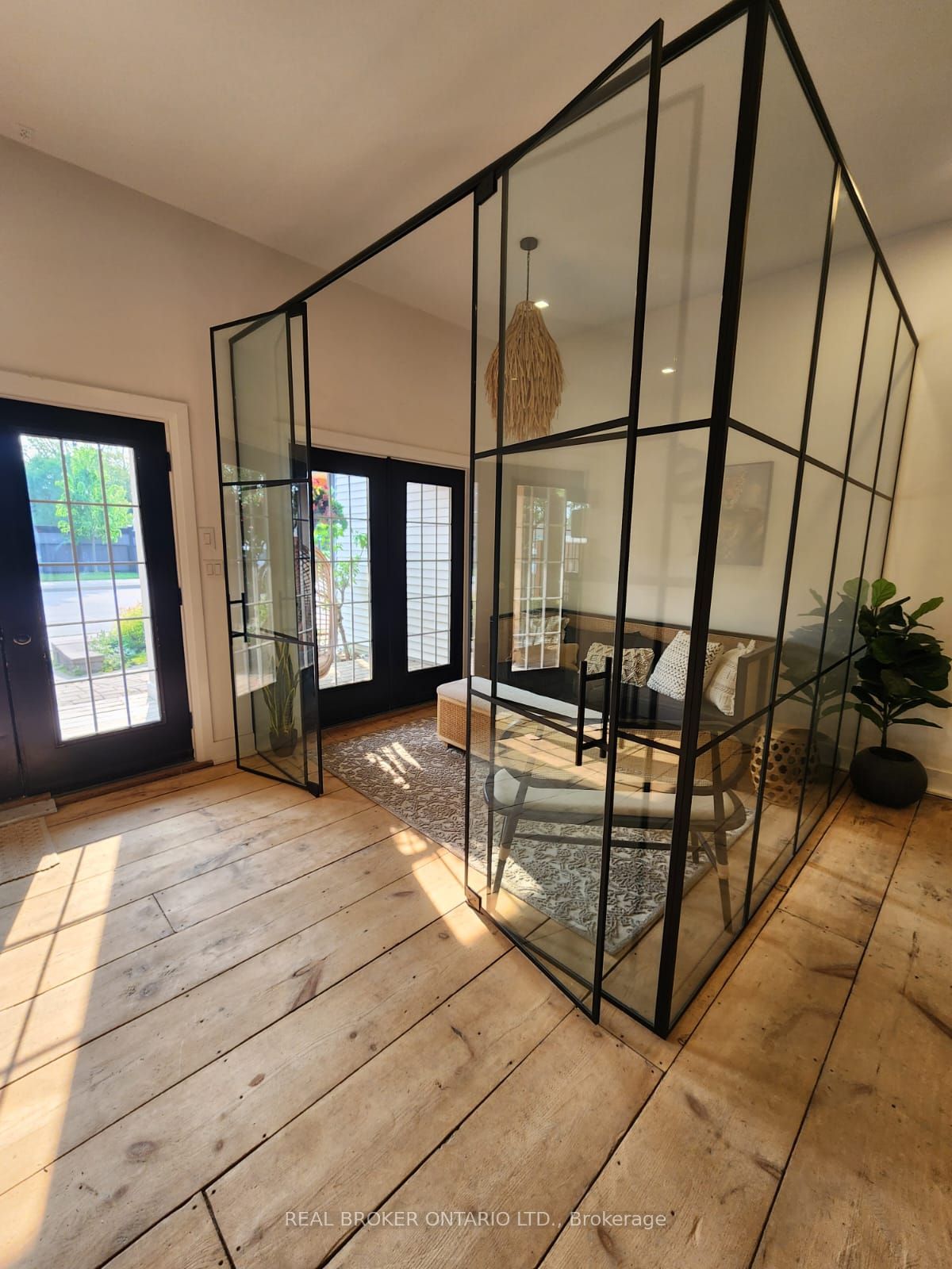 1 Dufferin Street Property Photo 9