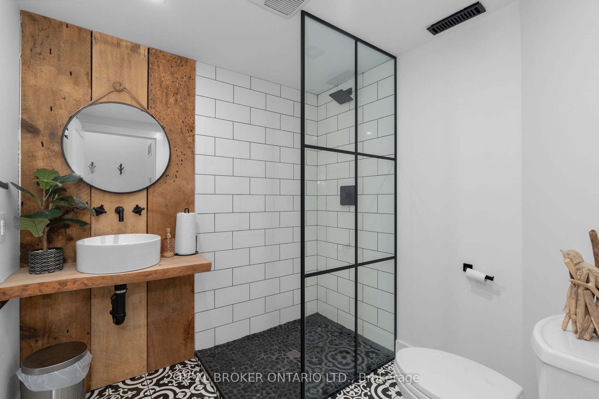 1 Dufferin Street Property Photo 16