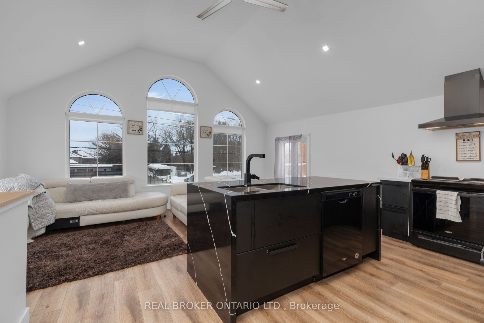 1 Dufferin Street Property Photo 20