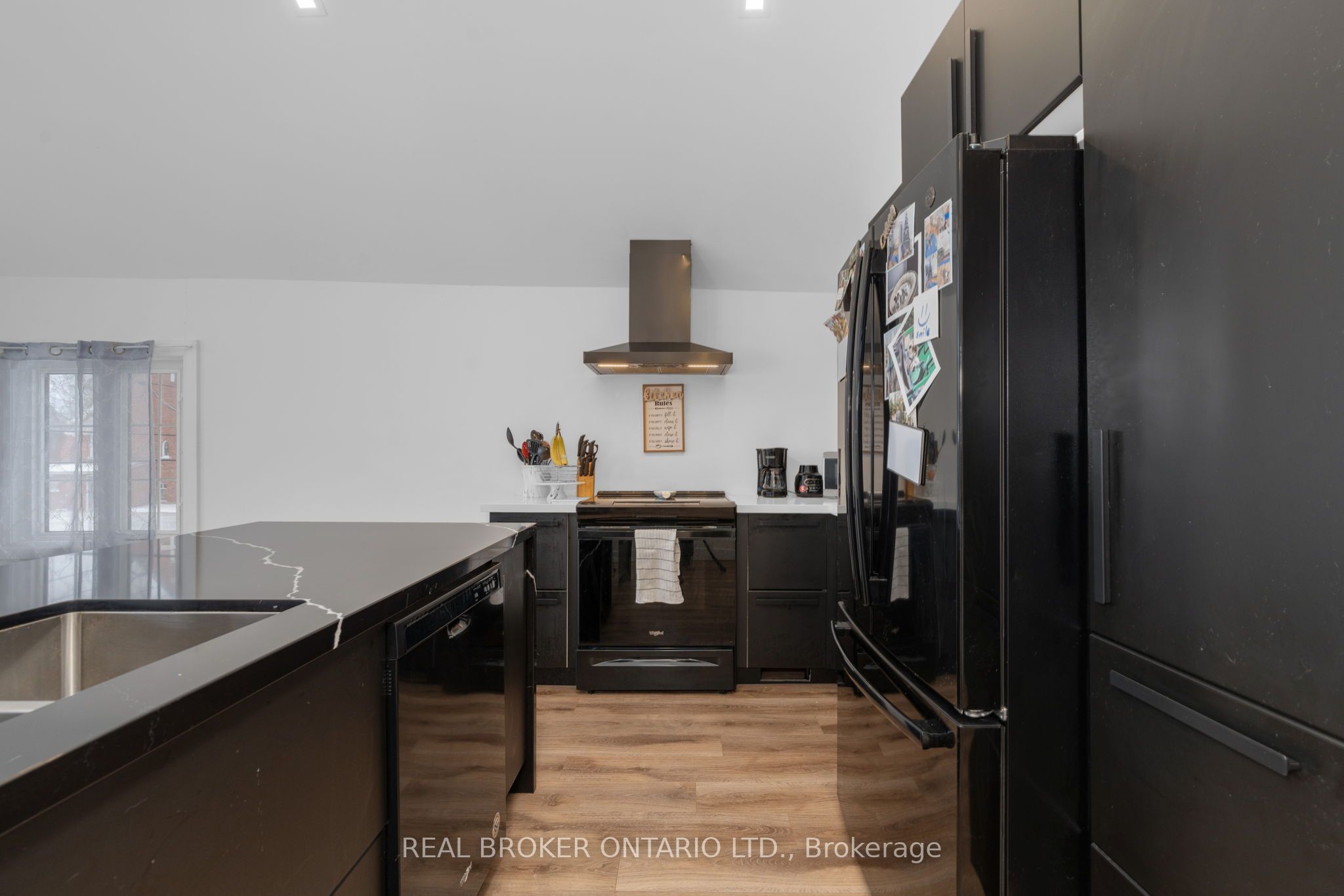 1 Dufferin Street Property Photo 21